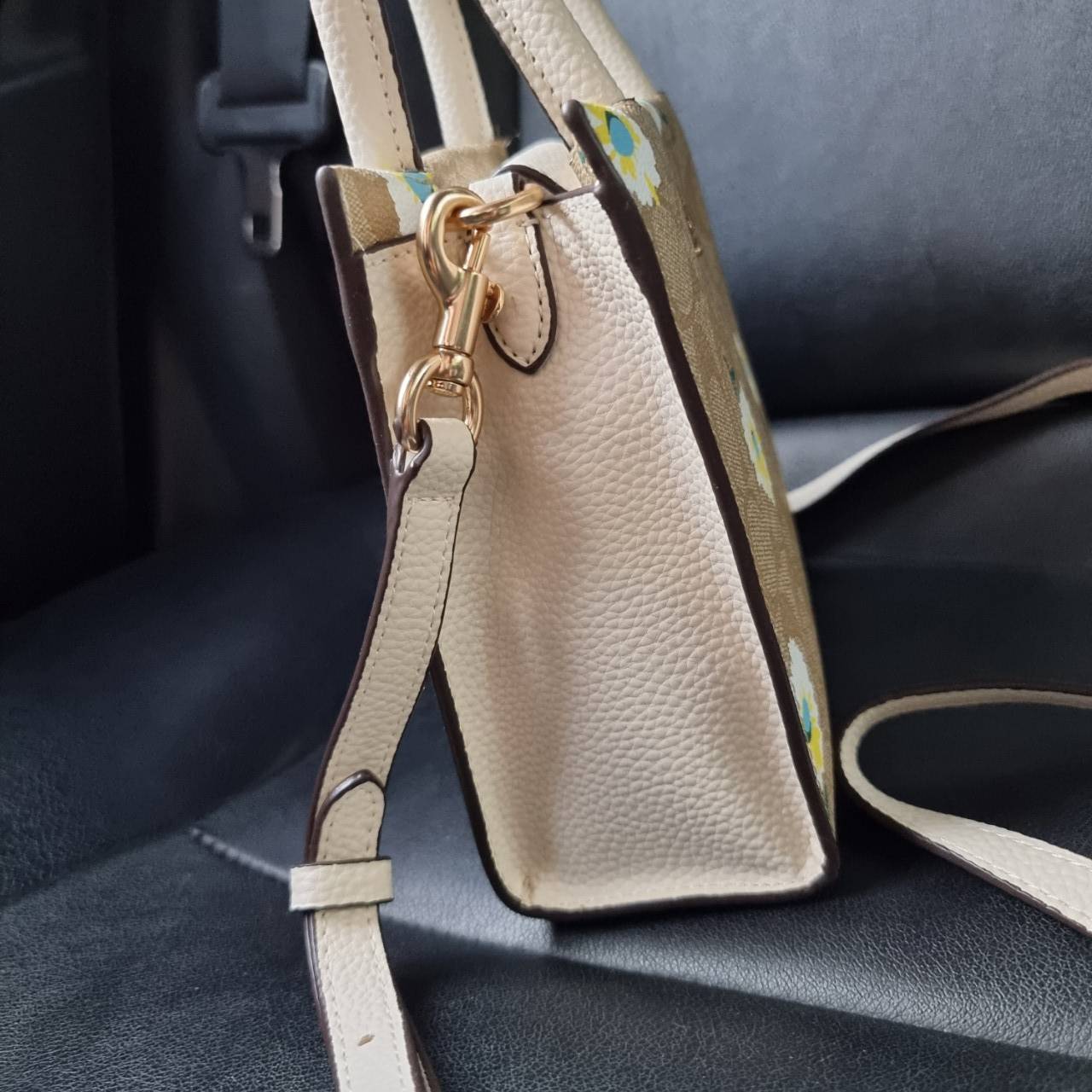 COACH 3599 MINI CALLY CROSSBODY IN SIGNATURE CANVAS WITH DAISY PRINT กระเป๋าครอสบอดี้โท้ทมินิไซส์ ดีไซน์ใหม่ลวดลายดอกเดซี่ยอดฮิต!! ใบจริงคือน่ารักม้ากกกก!! สวยอยู่ทรง น่ารักน่าใช้ วัสดุหนังแคนวาสเคลือบลาย ปากกระเป๋ามีกระดุมแม่เหล็ก มาพร้อมหูจับในตัวและสาย
