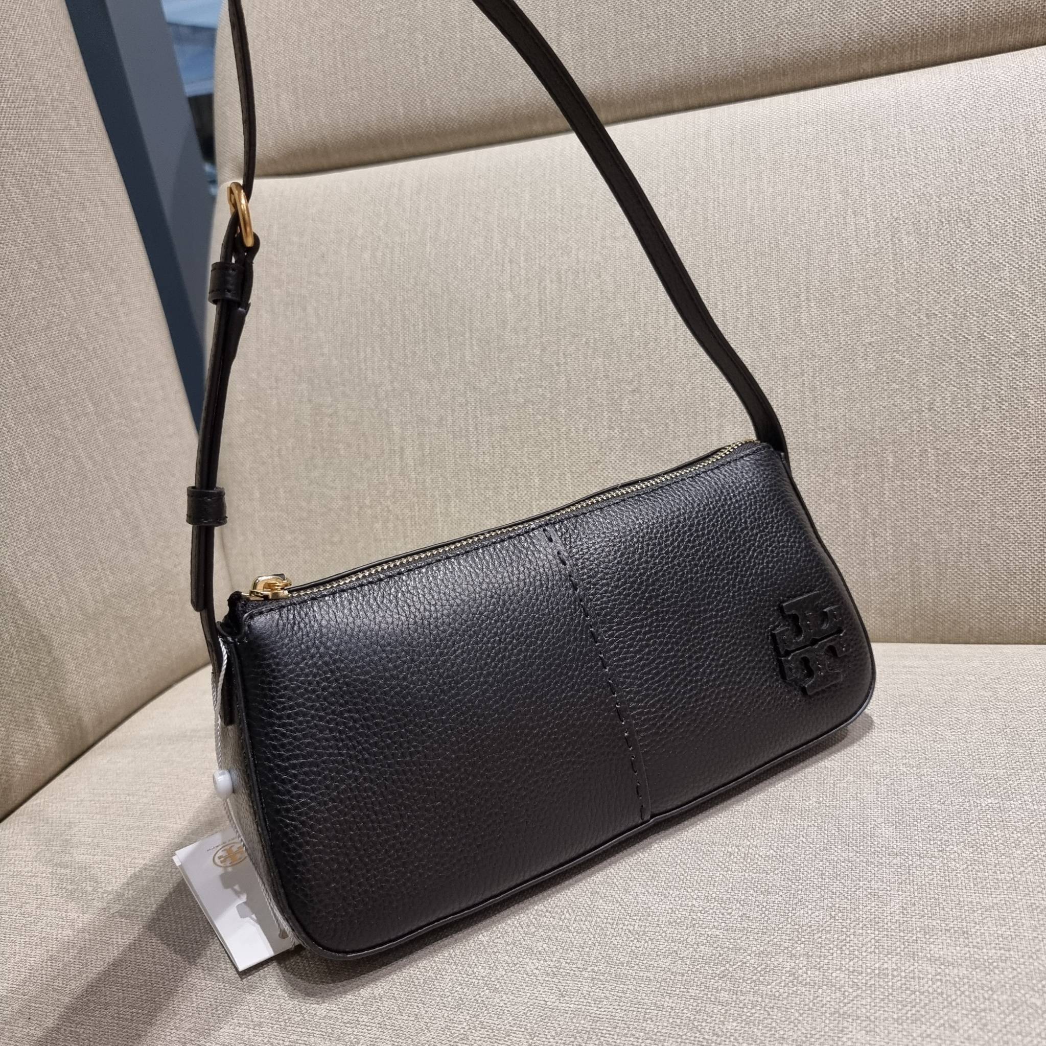 TORY BURCH MCGRAW WEDGE กระเป๋าสะพายไหล่ ทรงสวยไม่ซ้ำ ไม่เกร่อ!! สะดวกใช้งาน ดีไซน์เรียบแต่แฝงความหรู และคลาสสิคในตัว วัสดุหนังลูกวัว สัมผัสดี สวยคม เปิด-ปิดด้วยซิป ภายในเป็นช่องโล่ง มีช่องย่อยเก็บบัตร มาพร้อมสายสะพายในตัว ปรับได้อีกเล็กน้อย ไอเท็มนี้เหมา