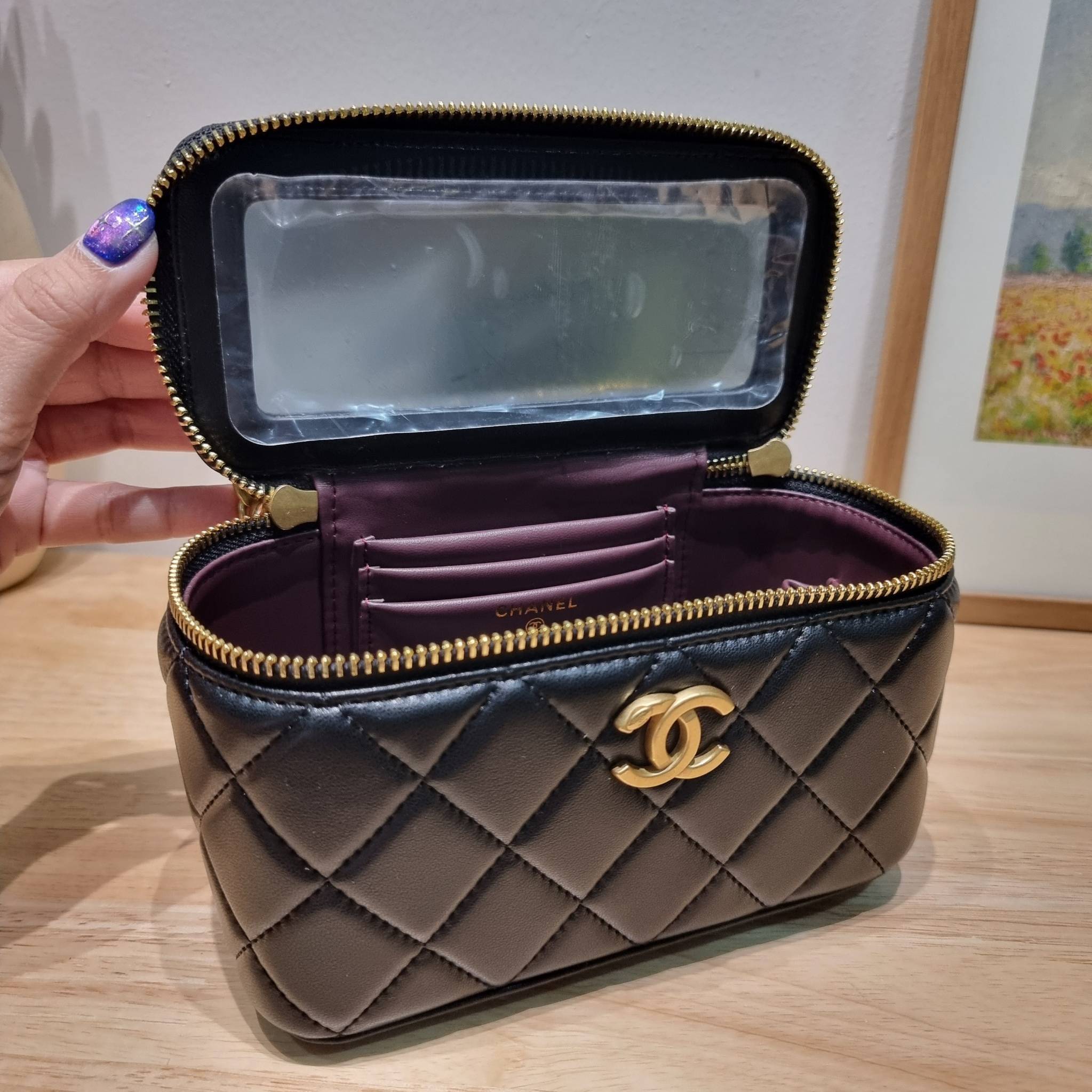 Chanel camellia vanity case bag พลาดไม่ได้เลยกับคอลสุดแซ่บ ดีไซน์ใหม่ 2023 นอกจากความคลาสสิคของรูปทรง ตัวอะไหล่ก็ยังปรับเพิ่มดีเทลความหรู