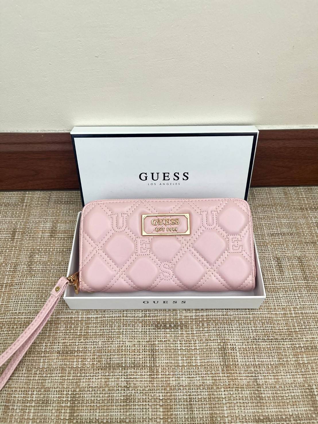 ของแท้ 💯% Guess Front Logo Wallet กระเป๋าเงินวัสดุหนังเดินด้ายตัวอักษรแบรนด์ ด้านหน้ามีโลโก้แบรนด์เด่นสวยหรูเลยค่ะ