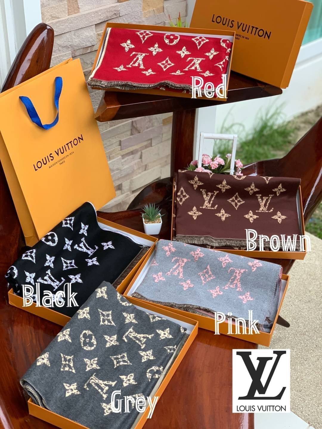 Louis Vuitton Women’s Scarves Accessories อีกหนึ่งแบรนด์ดังจากปารีส ด้วยงานพรีเมี่ยมกิ้ฟ ส่งมอบความรู้สึกดีๆให้กับคนที่คุณรัก ในรูปแบบผ้าพันคอและผ้าคุมไหล่ผืนใหญ่ให้ความอบอุ่น ถักทอด้วยผ้าcashmere ผ้าเนื้อดี สัมผัสนุ่มมือ ทอลายในตัว สีและลายคมชัด เหมาะสำห