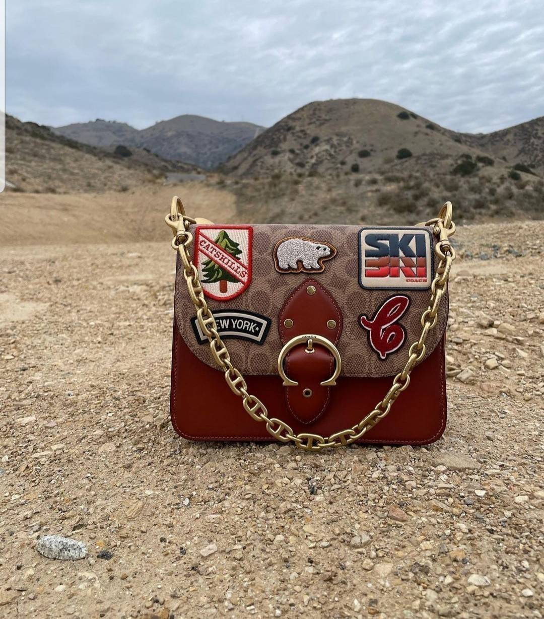 OUTLET 】COACH BEAT SHOULDER BAG IN SIGNATURE CANVAS WITH PATCHES (C6837) ไหวมั้ยเนี้ย!! สวยฟาดอีกแล้วนะยูวว 🤩🌺คอลเลคชั่นใหม่สุดปัง อลังเวอร์!//กระเป๋าถือ สะพายไหล่ลาย SIGNATURE ตกแต่งความเก๋ด้วยแผ่นแปะลวดลายที่มีเฉพาะจาก COACH คอลเลคชั่นนี