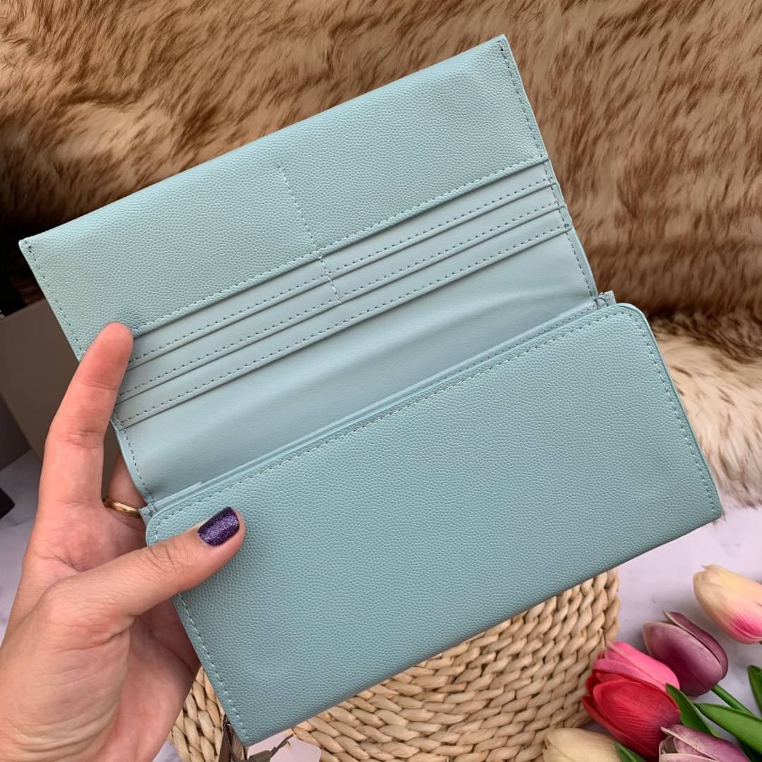 ของแท้ 💯% CHARLES & KEITH METAL TASSEL CLASSIC LONG WALLET กระเป๋าเงินใบยาวรุ่นพู่ยอดฮิต!! หนังพิมพ์ลายคาร์เวียร์ใช้ทน ด้านหลังมีช่องใส่บัตร/แบงค์ได้