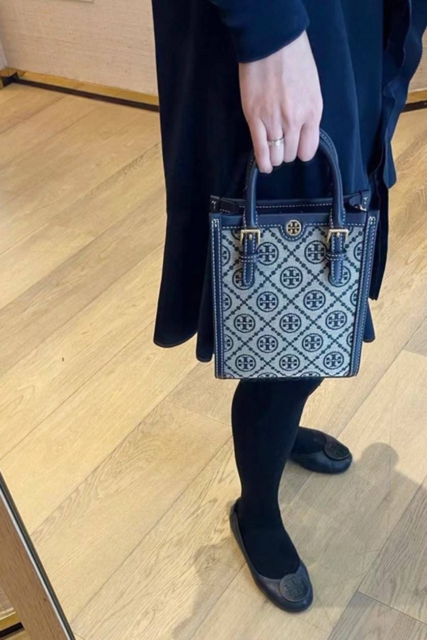 Tory burch t monogram jacquard mini tote ลวดลายT monogram ด้วยโลโก้สุดไอคอนนิคของแบรนด์ โดดเด่นด้วยกราฟฟิคและดีไซน์ ออกมาในหลายรูปแบบหลายคอลเลคชั่น แต่ละคอลเลคชั่นสวยหรูไม่แพ้กัน ทรงมินิโท้ท ขนาดกำลังดี ใช้งานง่าย ก็เป็นอีกหนึ่งรุ่นที่ทันยุคทันสมัยที่สาวๆ