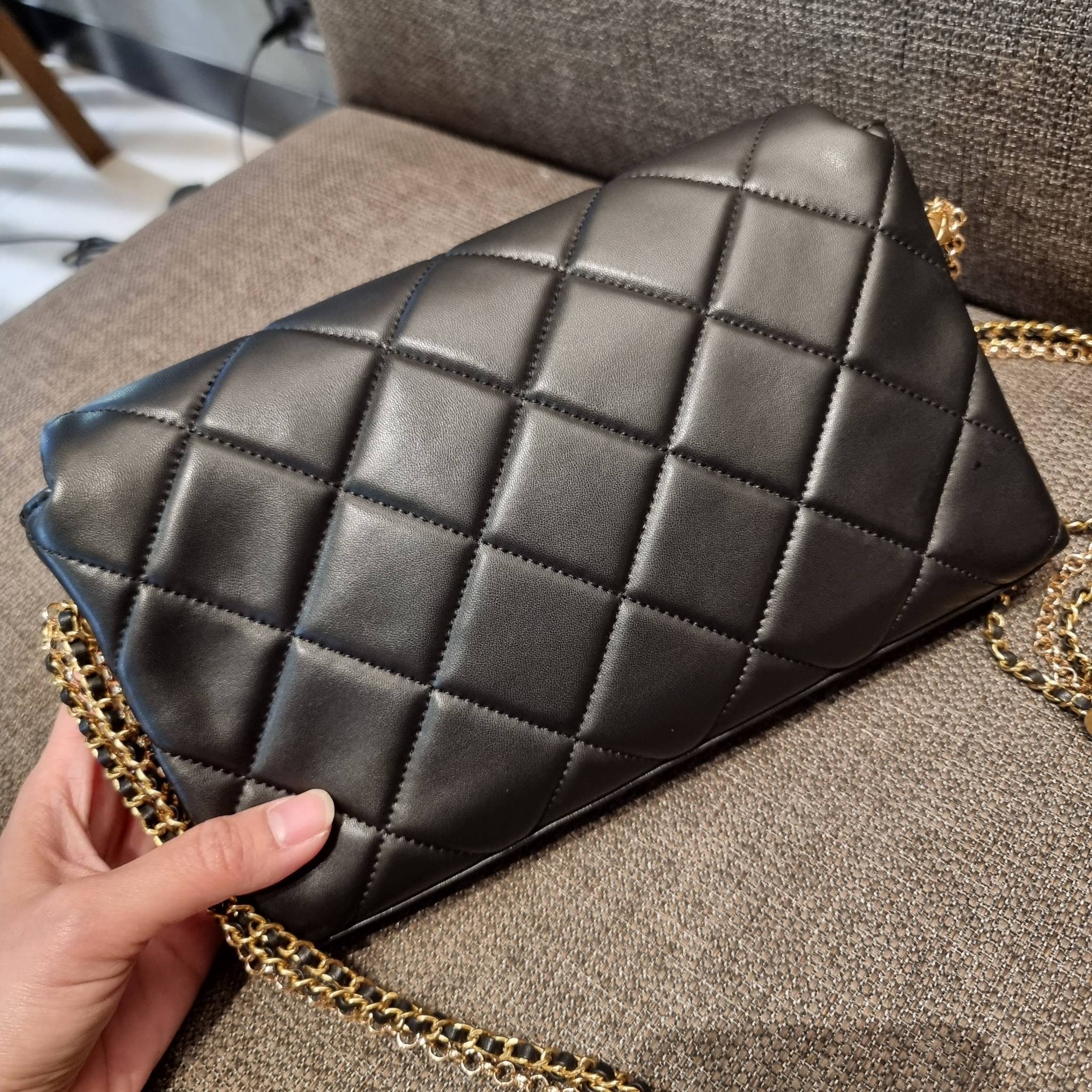 VIP 】สวยหรูพร้อมเสิร์ฟ!! กับไอเท็มสุดเลิฟจาก Chanel กระเป๋าสะพายที่สุดของความคุ้มค่า วัสดุหนังแกะนิ่มเต็มใบ เปิด-ปิดกระเป๋าด้วยตัวบิดล็อค ภายในกระเป๋าบุผ้าสวยหรู มีช่องโล่งกว้างจุของได้สบาย ใส่โทรศัพท์ กระเป๋าสตางค์ได้ มีช่องซิป 1 ช่อง ช่องย่อย 1 ช่อง ดีเ