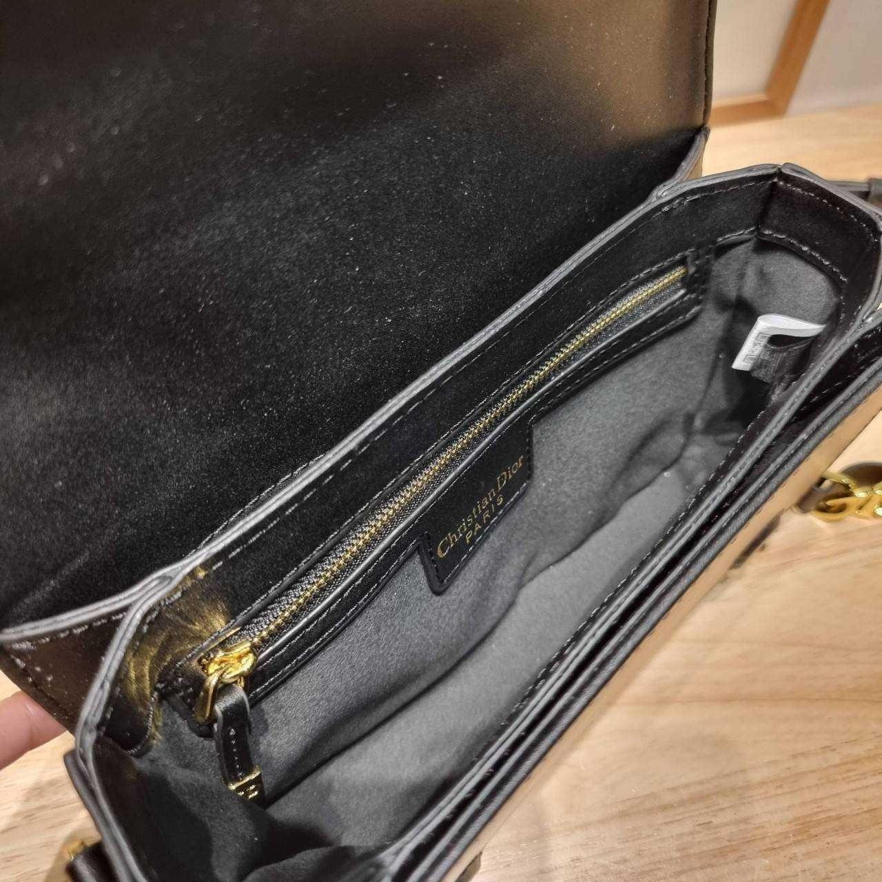 CD SIGNATURE BAG WITH STRAP กระเป๋าสะพายซิกเนเจอร์ ไอเท็มมาแรง ที่สวยแซ่บไม่มีไม่ได้เลย เกรดออริ 1:1 ใช้งานต่างประเทศได้