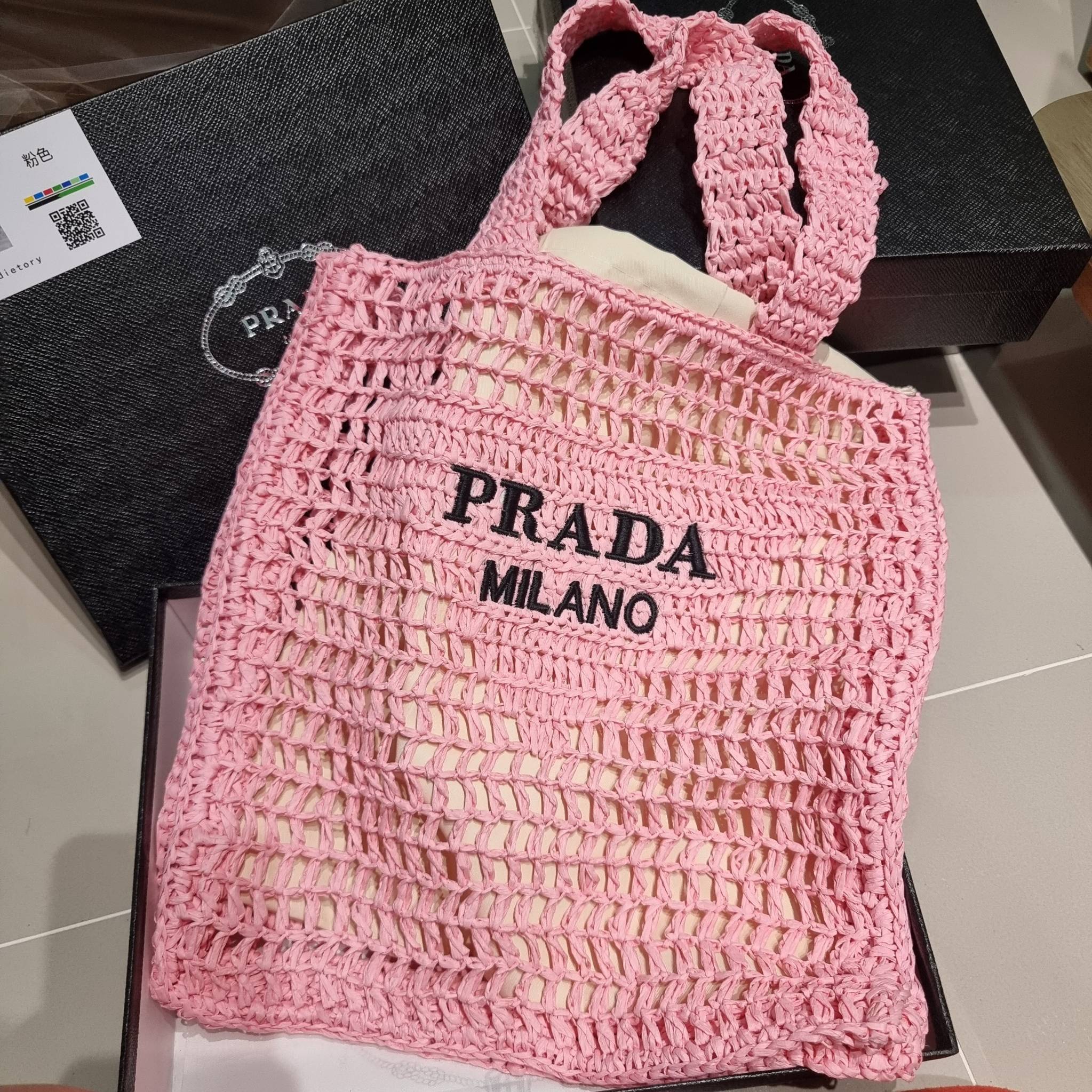 PRADA RAFFIA TOTE BAG สวยไม่ซ้ำใคร สไตล์บีช เหมาะมากกับการสะพายไปเที่ยวทะเล หรือจะใช้ในวันสบายๆก็ตอบโจทย์ กับกระเป๋าสะพายสานใบใหญ่ ตัวกระเป๋าเป็นวัสดุสังเคราห์จากธรรมชาติ