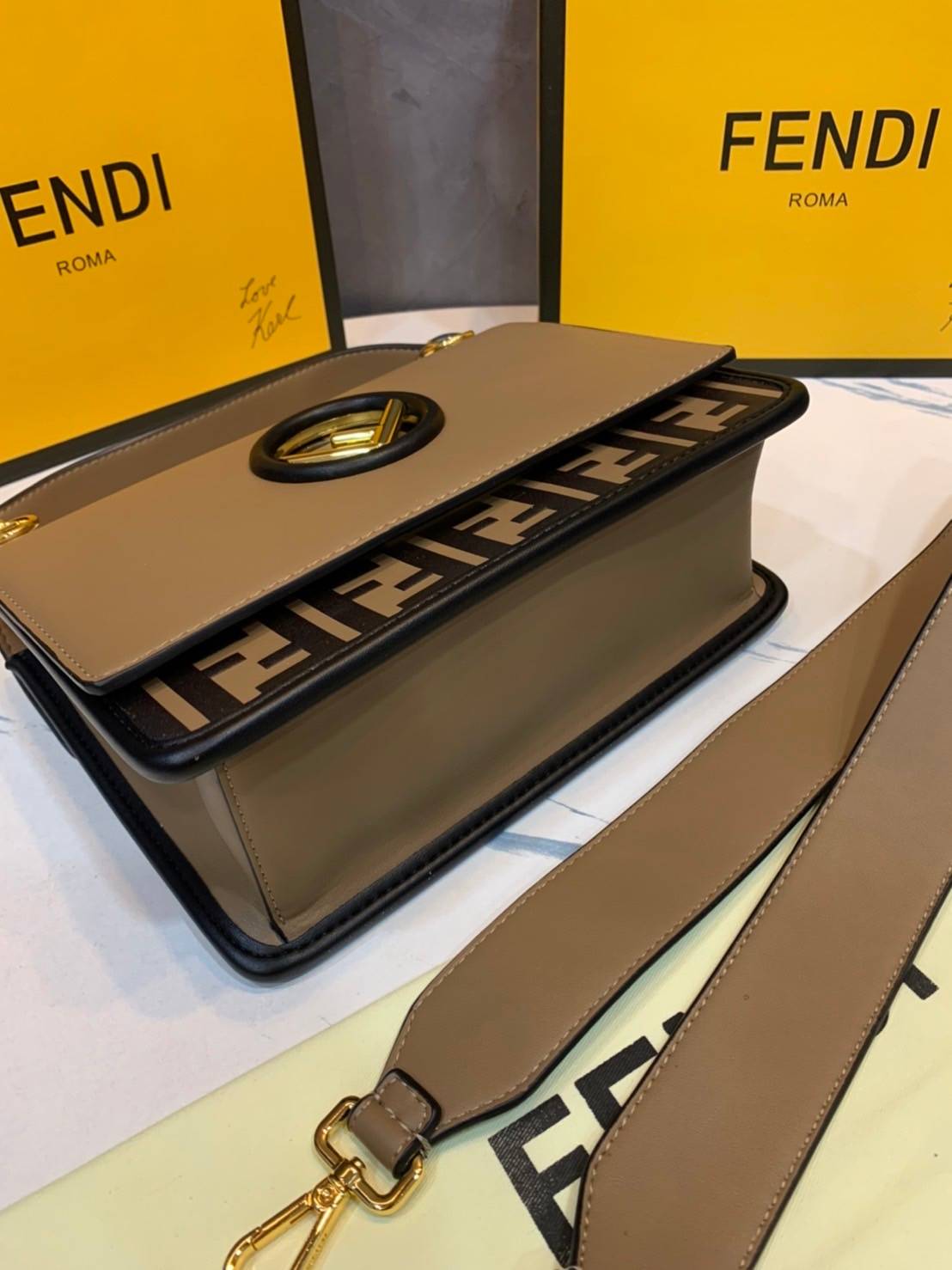FENDI KAN leather bag เกรดออริจินอล ด้วยสีและลวดลายคลาสสิกตามแบบแบรนด์ เข้าได้กับสาวๆ ทุกสไตล์ บ่งบอกความเป็น FF ได้อย่างสมบูรณ์แบบ โทนสีแมตช์กับเสื้อผ้าได้ง่าย เสริมลุคสาวมั่นก็ลงตัว หรือเปลี่ยนมาติดสายสะพายยาวเพื่อสะพายคาดลำตัวก็ได้ความชิลและคล่องตัวไปอ