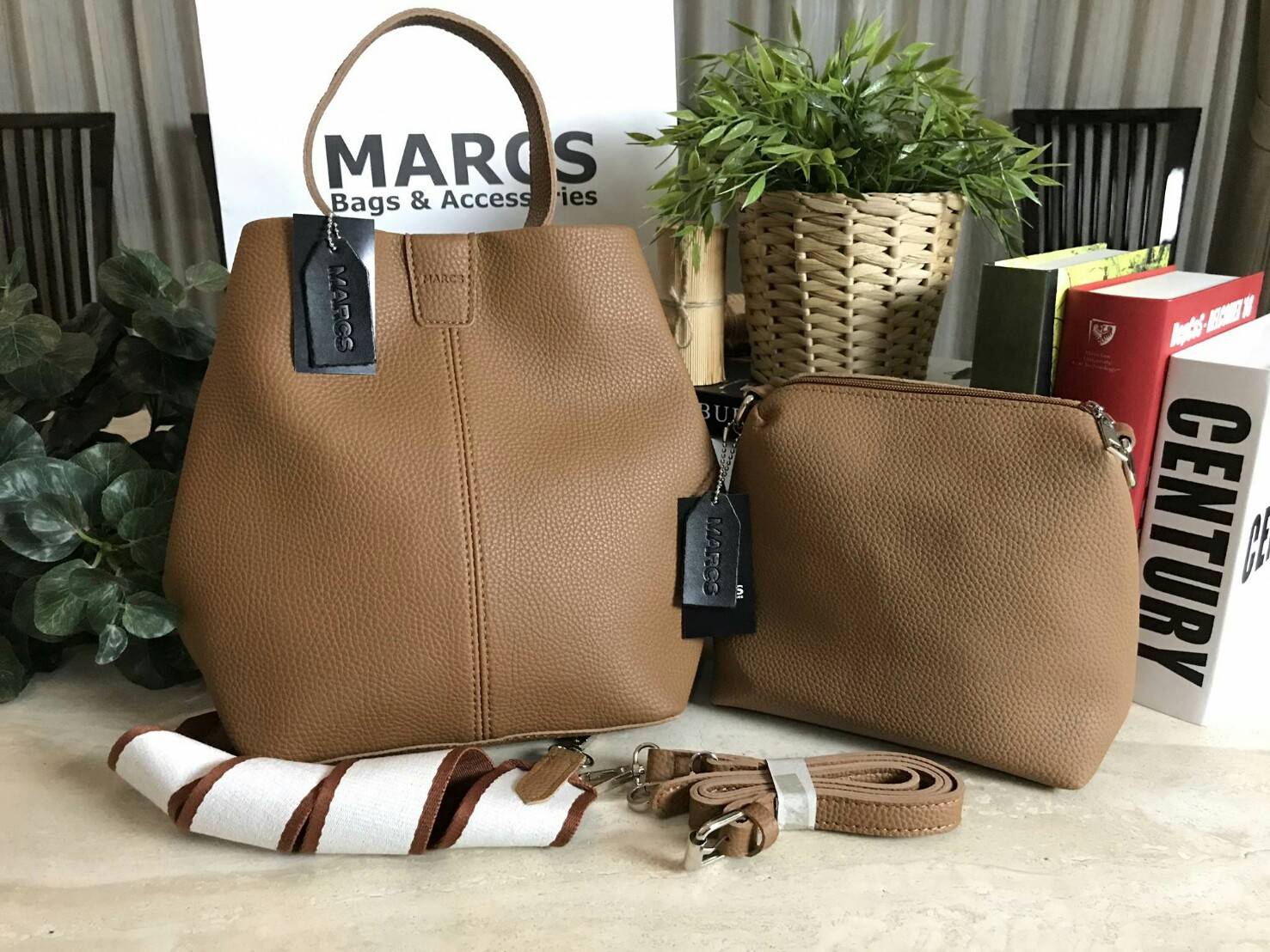 MARCS 2WAYS SHOULDER BAG 2018 New arrival กระเป๋าถือหรือสะพาย 2 in 1 รุ่นใหม่ล่าสุด ดีไซน์สไตล์ Hermes สุดคลาสสิค ซื้อ 1 ได้ถึง 2 ใบ ทั้งใบใหญ่ & ใบเล็กเข้าชุดกัน พร้อมสายสะพาย 2 แบบ 2 สไตล์สลับใช้ได้ไม่จำเจ วัสดุหนังแกะสังเคราะห์นิ่มสวย ขนาดกำลังดี ใบใหญ