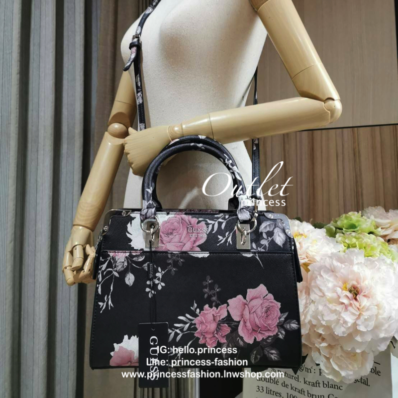 GUESS WOMAN CROSS BODY BAG กระเป๋าถือ/สะพายรุ่นใหม่ล่าสุดจาก GUESS FACTORY หนังสวยอยู่ทรงแข็งไม่ย้วย ขนาดกำลังดี น้ำหนักเบาด้านหน้าประดับโลโก้แบร์นพร้อมอะไหล่เงินที่หูหิ้วและมุมขอบกระเป๋าเพิ่มดีเทลเก๋ หูจับเเข็งแรงพับลงได้ เปิดปิดด้วยซิปสะดวกใช้ ภายในมีโล