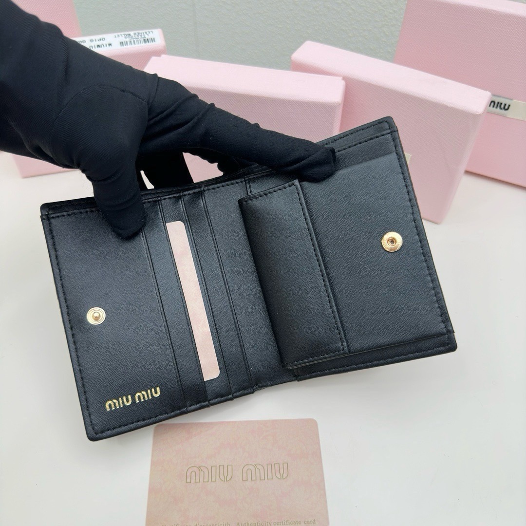 Miu Miu Small matelassé nappa leather wallet กระเป๋าสตางค์หนังแนปป้า ตกแต่งโลโก้หรูหราเป็นเอกลักษณ์