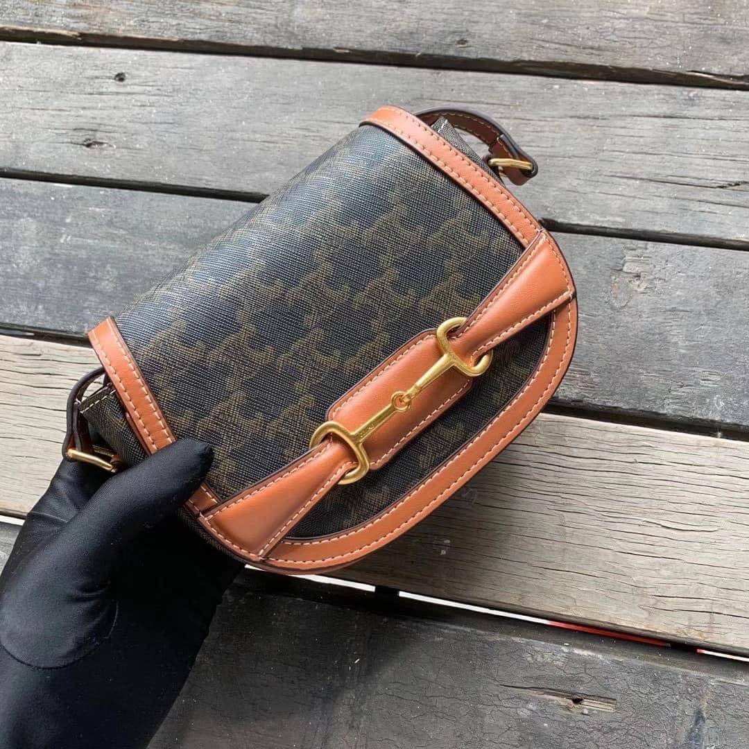 VIP 】หนังแท้ CELINE CROSSBODY BAG CELINE CRECY IN MAILLOM TRIOMPHE JACQUARD AND CAFTSKIN BAG กระเป๋าสะพายทรงสวยหรูอยู่ทรงเปิดปิดด้วยฝาปิดกระดุมโลโก้แบรนด์ ภายในโล่ง ขนาดกะทัดรัด น่ารัก สายสะพายหนังยาวปรับระดับได้จะสะพายไหล่หรือ CROSSBODY ก็ดูดี ตัวจริงสวย