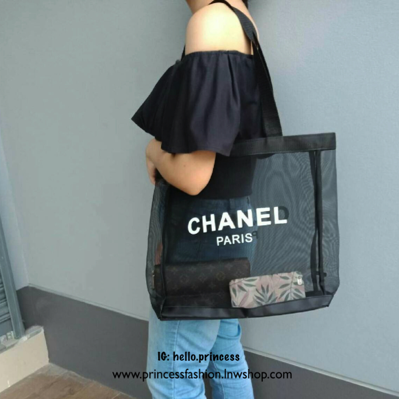 สาวๆ style minimal ห้ามพลาด! Chanel Black Mesh Tote Bag กระเป๋าแบรนด์ชาแนล ของแท้ (ไม่ใช่งานเลียนแบบ) ทำจาก 100% Polyester Mesh ใบขนาดพอดี รุ่นนี้ตัวสายทำจากผ้า ด้านหน้าสกรีนชื่อแบรนด์ น้ำหนักเบา สะพายไหล่ได้ ดีไซน์เก๋ ใส่หนังสือ ใส่แฟ้มเอกสาร ipad ได้สบา