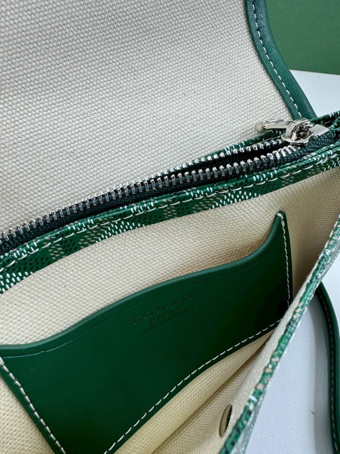 10 สี ORI หนังแท้ | GOYARD Plumet pouch-wallet กระเป๋าสะพายใบเล็กกะทัดรัด ดีไซน์กระเป๋าสตางค์ Plumet ดีไซน์มาพร้อมช่องใส่เหรียญ ธนบัตร และบัตรต่างๆ สามารถสะพายไหล่เป็นกระเป๋าสะพายข้างได้เหมือนกระเป๋าใบเล็ก