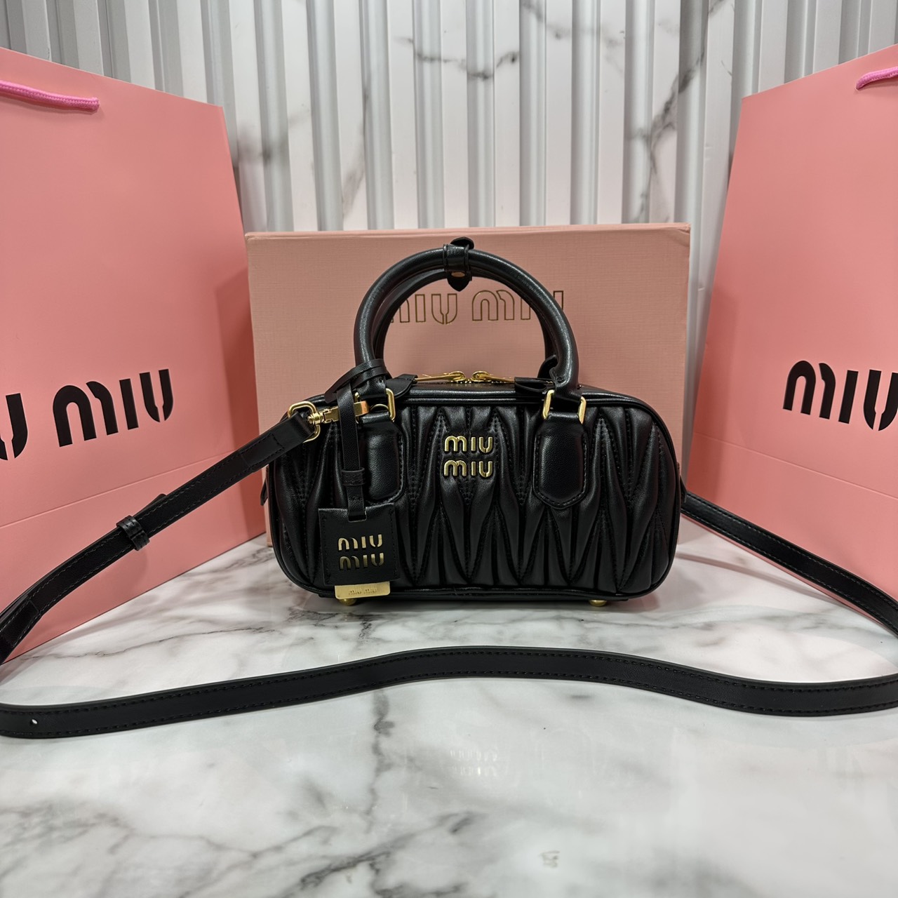 ORI หนังแท้ | MIU MIU Arcadie matelassé nappa leather bag Small 22cm กระเป๋าสะพายทรงโฮโบลุคลูกคุณหรูหราด้วยดีไซน์จับจีบนูนลวดลายสามมิติซับซ้อนเป็นเอกลักษณ์ น่ารักๆเก๋ๆ สวยดูแพง หูจับในตัวง่ายและสะดวกพกพา