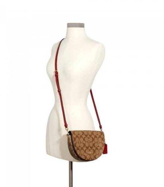 พร้อมส่งที่ไทยครบทั้ง6สีค่ะ 😘 Coach Ellen Crossbody In Signature ((C1432)) กระเป๋าทรงฮาฟมูนรูปทรงคลาสสิก ออกแบบให้มีลักษณะโค้งมน ไม่ดูเป็นทรงแข็งจนเกินไป ดีไซน์และสีของกระเป๋ายังเรียบง่าย เข้าได้กับทุกชุด สะพายครอสบอดี้ร์//สะพายข้าง หรือถือแบบคลัท