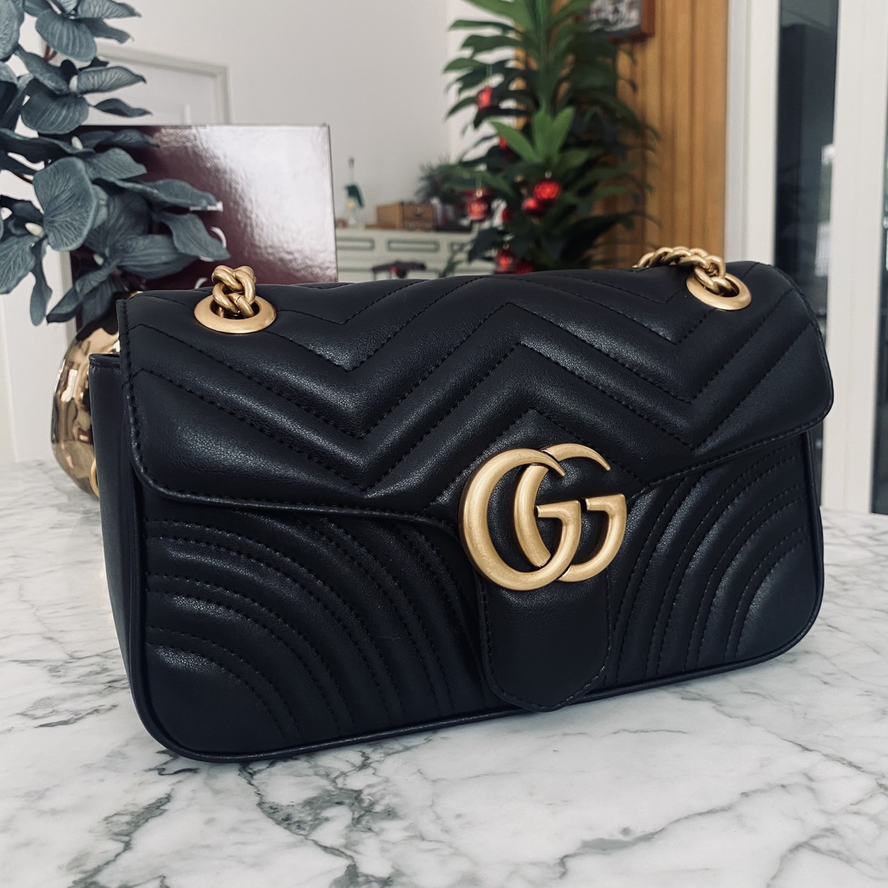 GUCCI GG Marmont Small Shoulder Bag กระเป๋าสะพายรุ่นคลาสสิค แต่งโลโก้สีทองโดดเด่น สวยหรูดูแพงขับผิว อัพลุคได้สบายๆ ด้านหลังดีไซน์รูปหัวใจ 🖤