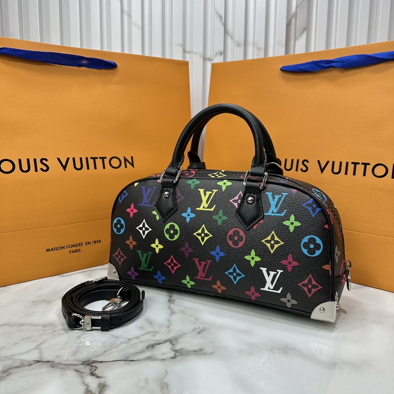 ORI | LV x TM Handbag East West Murakami ใหม่ล่าสุด กระเป๋าสะพายทรงสวย ดีไซน์ใหม่ หรู ดูผู้ดี แต่งแต้มดีเทลเปี่ยมชีวิตชีวาจากคอลเลคชั่น LV x Murakami คอมพลีตลุคด้วยที่ห้อยกุญแจรูปโบว์สุดเอ็กซ์คลูซีฟ