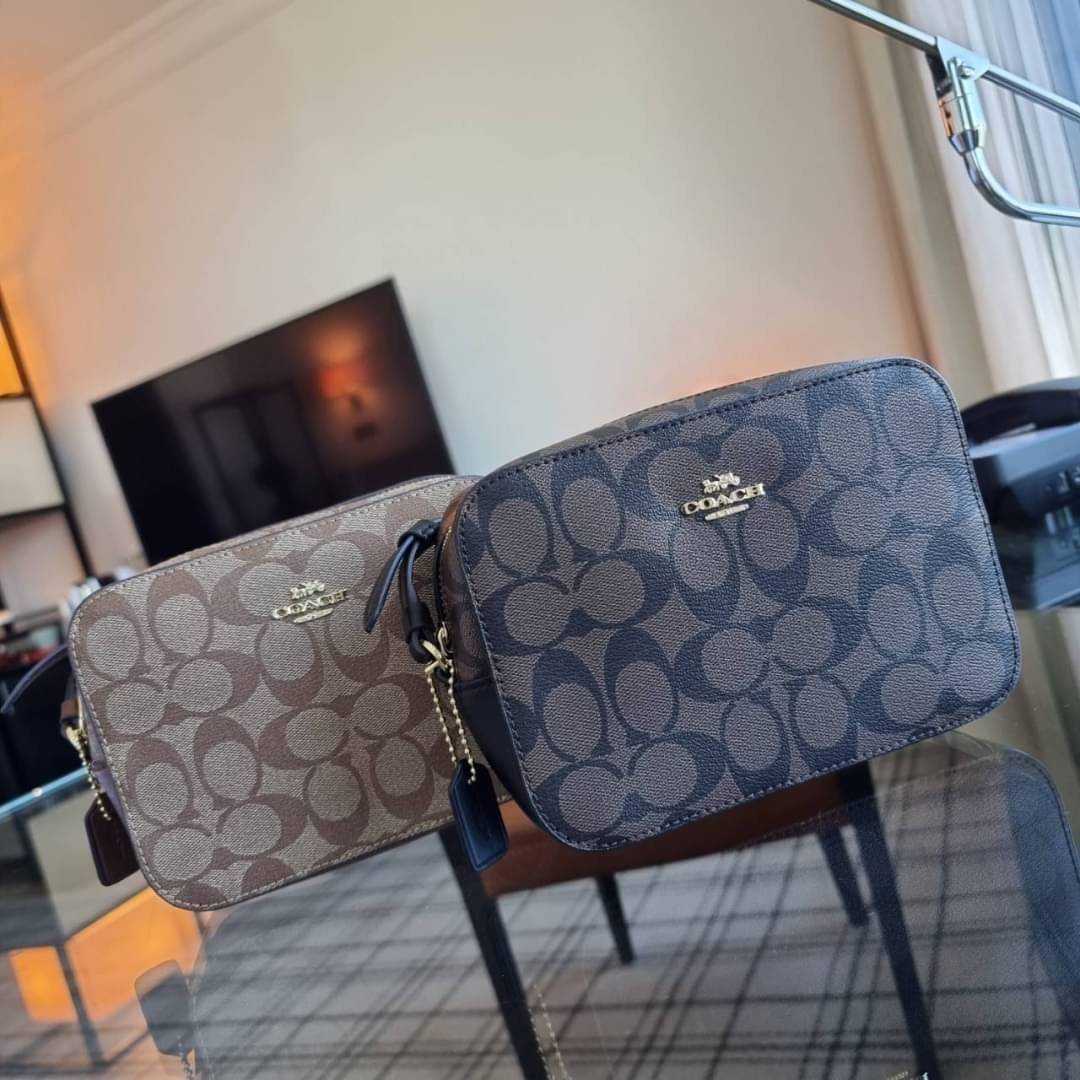 COACH 91677 MINI CAMERA BAG IN SIGNATURE CANVAS ขายดีที่สุด!! กระเป๋าสะพายข้างไซส์มินิ คลาสสิคอยู่ทรง อะไหล่ทองตัดดูหรู วัสดุหนังแคนวาสเคลือบลาย เปิด-ปิดด้วยซิป สายสะพายปรับได้ตามตัว ใบนี้แมทช์ได้ทุกลุค ใช้เป็น everyday bag ได้สบายๆเลยจ้า