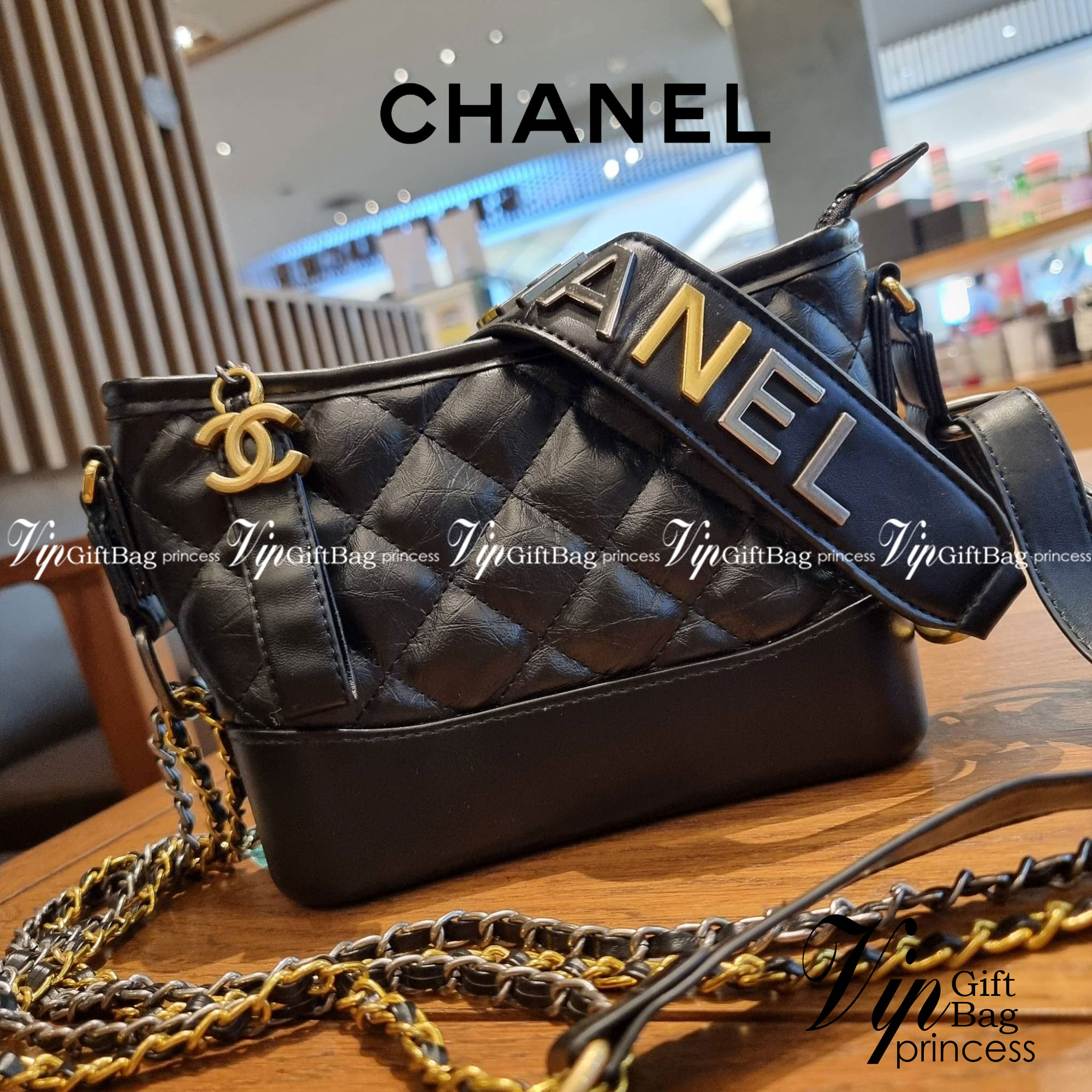 8" CHANEL SHOULDER BAG / CHANEL GABRIELLE HOBO BAG ไซส์คลาสสิค กระเป๋าสะพายข้าง/ไหล่ หนังสังเคราะห์ นิ่ม หรู มาพร้อมพวงกุญแจสัญลักษณ์แบรนด์ พิเศษ!! สายคล้อง jumbo font เพิ่มดีเทลความแพง อะไหล่พร้อมโซ่สะพายสีทองสลับสีเงินรมดำ สามารถสะพาย crossbody หรื