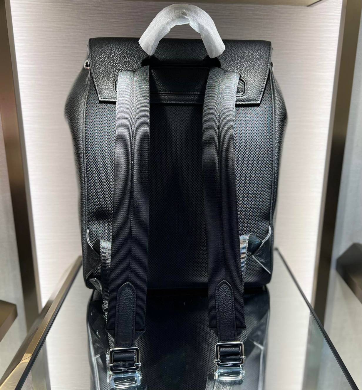 หนังแท้ CHRISTIAN DIOR BLACK GRAINED CALFSKIN MOTION BACKPACK พร้อมส่งที่ไทย กระเป๋าเป้ใบใหม่ โทนสีดำคลาสสิก เกรดเทพออริจินอลหนังแท้ทั้งใบ ภาพสินค้าถ่ายจากงานขายจริง ใช้งานต่างประเทศได้