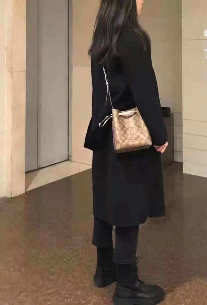 Coach Lena Crossbody Signature Bucket Bag กระเป๋าสะพายไหล่สุดคลาสสิกรุ่นนี้ เป็นรูปทรงถัง ที่สามารถจุของได้กำลังดี สำหรับสาวๆสายแฟชั่นที่ชอบรายละเอียดชิคๆ ดีไซน์เก๋ ด้วยรูปทรงของกระเป๋าที่ออกแบบมาให้ฐานเป็นรูปสี่เหลี่ยมทำให้กระเป๋ายังคงรูปทรงได้ง่าย มีสาย