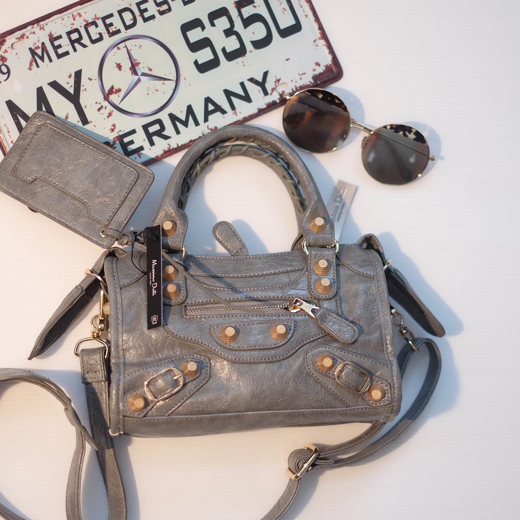 รุ่นขายดี พร้อมส่งละค่า😁❤️ กระเป๋าทรงสุด ฮิตจาก Massimo Dutti ขนาดมินิ สะพายแล้ว ได้ look cool มากค่า รับประกันเลย ภายในมีช่องแยกเก็บเป็นสัดส่วนดีคะ น้ำหนักเบา จุของได้คุ้มคะ มีสายยาวให้ ถือ/สะพายได้เลยคะ ใบนี้ แม่ค้าแนะนำเลย ใช้ได้ทุกโอกาส