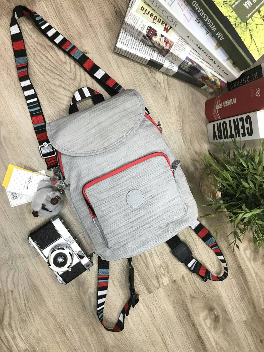 KIPLING ART 2WAY BACKPACK NEW ARRIVAL! กระเป๋าสะพายเป้สไตล์ลำลองรุ่นใหม่ วัสดุ Nylon+Polyester 100% โดดเด่นที่สามารถสะพายได้หลายแบบ ทั้งแบบเป้ หรือใช้สายยาวสะพายไหล่ หรือจะ Crossbody ก็ได้ค่ะ หูหิ้วเเละสายสะพายลวดลายสวย มีช่อง ซิปใส่ของด้านหน้า มีช่องใส่ข