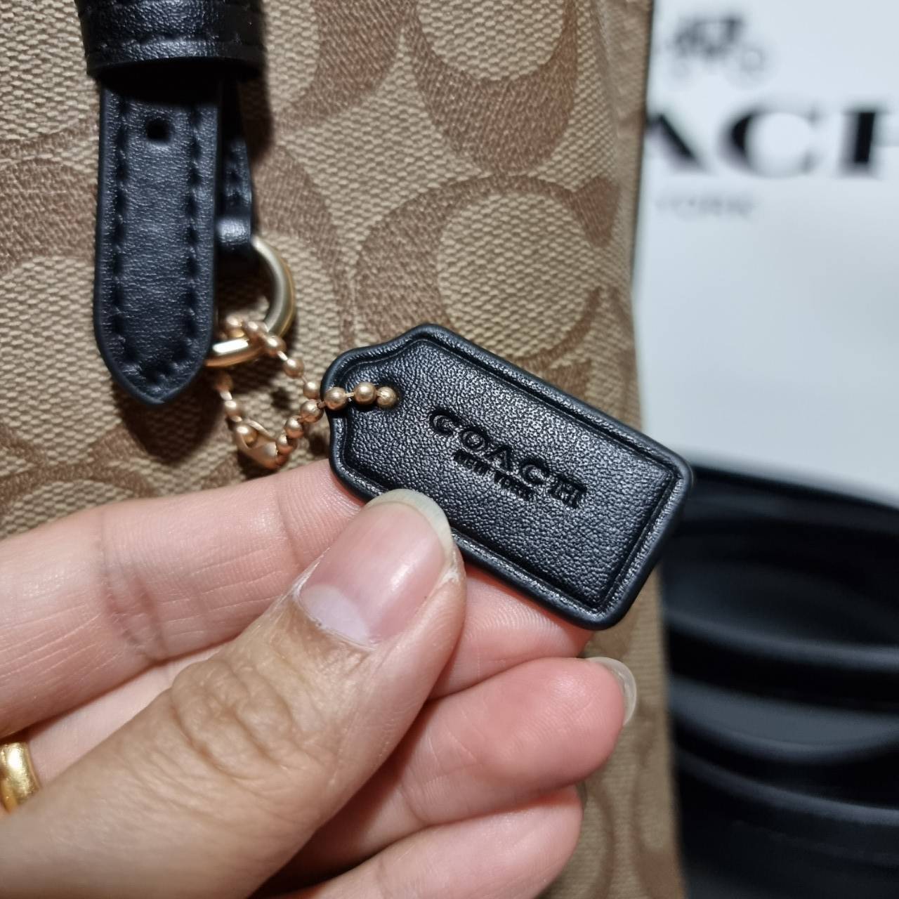 COACH C4250 MOLLIE TOTE 25 IN SIGNATURE CANVAS น้องมาแล้วจ้าาา ใหม่ล่าสุด กระเป๋าโท้ทไซส์เล็กที่สาวๆตามหา ดีไซน์คลาสสิคเหมือนเดิม เพิ่มเติมคือสะดวกขึ้นเยอะ!! ย่อส่วนมาจากใบใหญ่เป๊ะๆ น่ารักน่าใช้มากๆ วัสดุหนังแคนวาสเคลือบลาย ภายในโล่งกว้าง มีช่องซิปกลางใส่