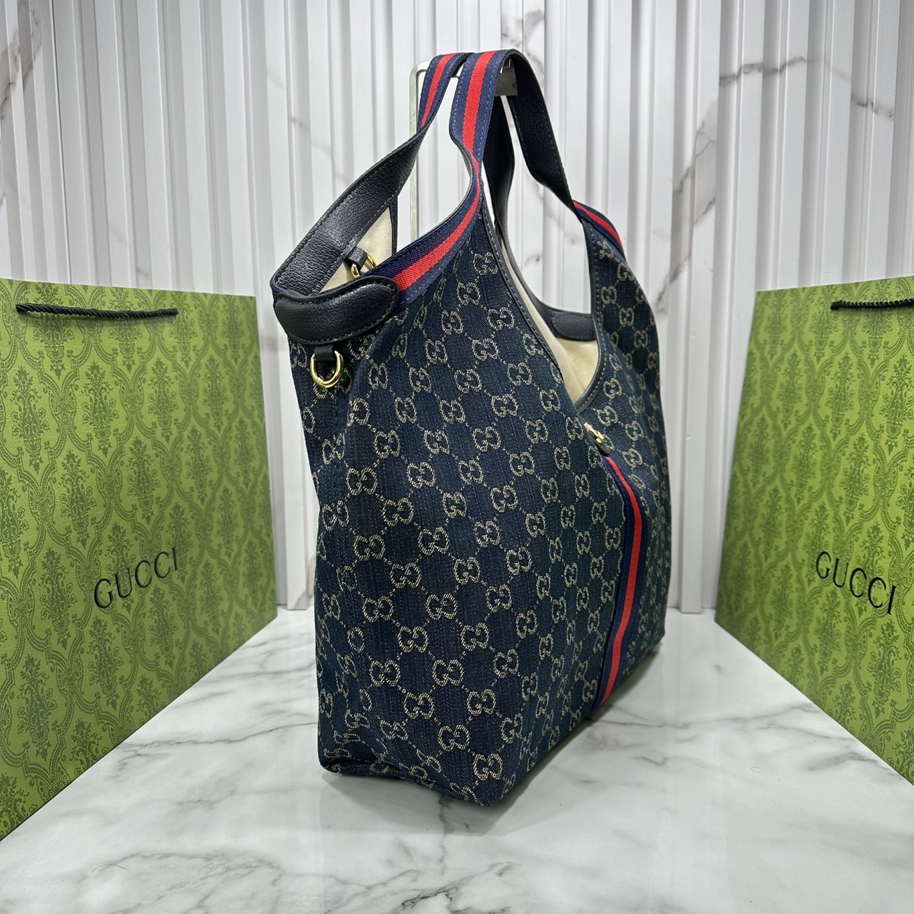 ORI หนังแท้ | Gucci Giglio Large tote bag / Monogram / Denim กระเป๋าทรงสะพายทรงโท้ทใบใหญ่ ดีไซน์ใหม่ล่าสุด สวยหรู่เท่มาก มาพร้อมใบเล็กเข้าเซ็ท พร้อมสายสะพายยาวเขียวแดงเป็นเอกลักษณ์ ภายในโล่งกว้าง จุของได้เยอะจุใจ