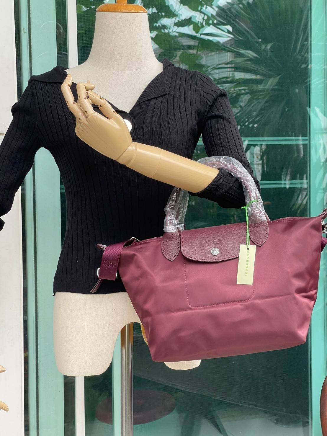 Longchamp LE PLIAGE NÉO TOP HANDLE BAG อีกหนึ่งรุ่นยอดนิยม ที่สาวๆ ต้องมีไว้เก็บไว้สักใบ กระเป๋าโท้ทใบนี้ มาพร้อมกับสีที่มีสไตล์เรียบง่าย มีสายสะพายยาวปรับสั้นยาวได้ช่วยให้คุณสามารถสะพายไหล่ได้อย่างสบาย ในตัวสายปักโลโก้อันเป็นสัญลักษณ์ ในขณะที่ที่ปิดแบบซิ