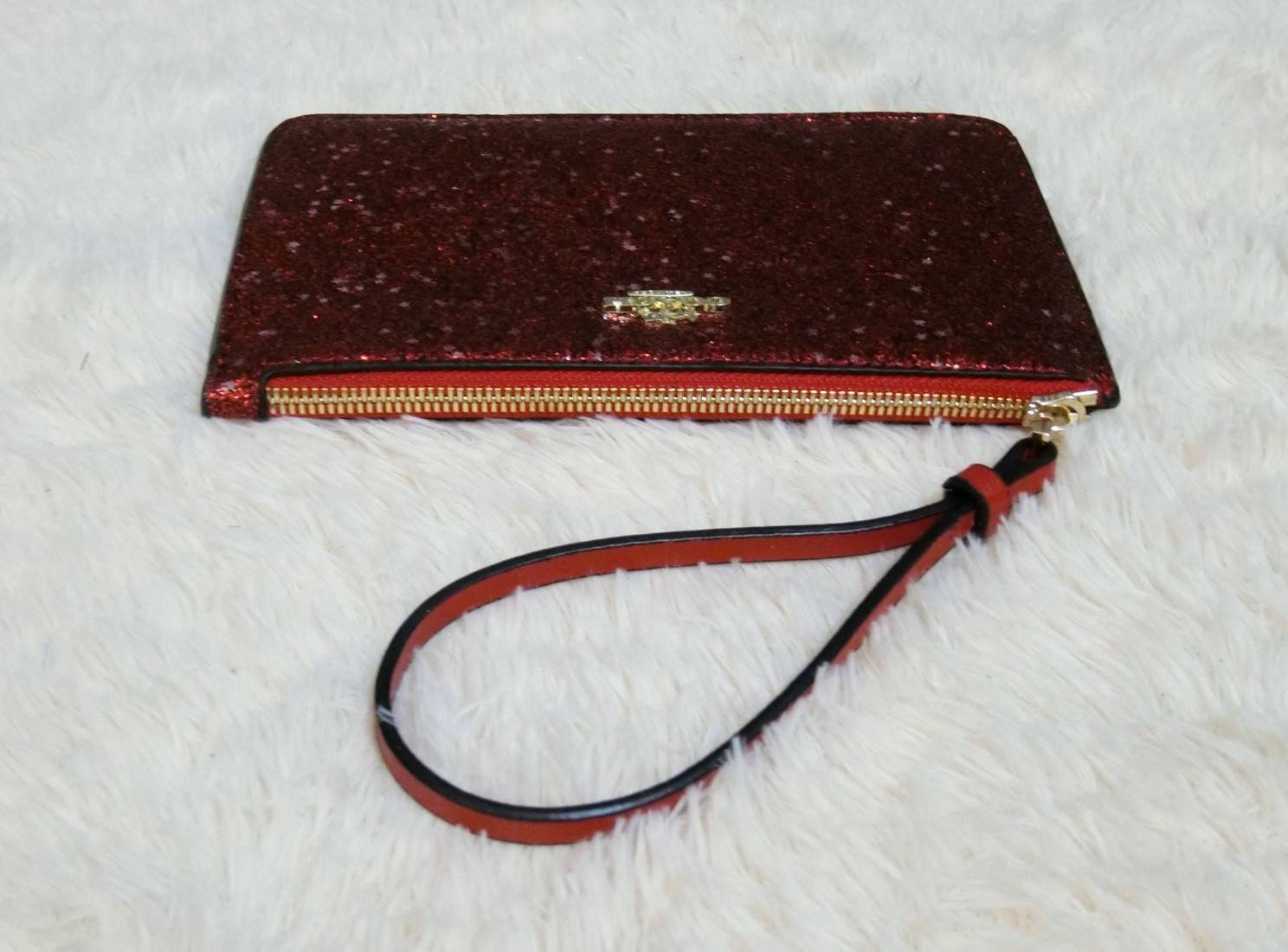 Coach Star Glitter Corner Zip Wristlet / FACTORY HK กระเป๋าคล้องมือทรงคลัช ตัวกระเป๋าตกแต่งกริ๊ตเตอร์ ด้านหน้าติดอะไหล่แบรนด์ สวยหรู เปิดปิดด้วยซิป ด้านในบุผ้ากำหยี่สามารถใส่โทรศัพท์มือถือได้ทุกรุ่น มาพร้อมสายคล้องมือ 1เส้น MUST HAVE!!