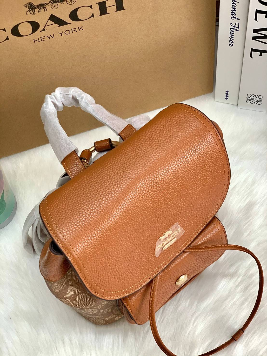 COACH PENNIE BACKPACK 22 ((C4122)) พร้อมส่งที่ไทย ห้ามพลาดค่าา! กระเป๋าสะพายหลังแบบมีหูกิ้ว วัสดุเดนิมอย่างดีนิ่ม+หนังแท้ ได้สวยงามลงตัว นำ้หนักเบา ทรงสวยน่ารักมากๆค่ะ ด้านหน้ามีช่องกระเป๋าเล็กใส่ของจุกจิก ปากกระเป๋าแบบหูรูด ภายในกระเป๋าโล่ง กว้าง สามารถใ