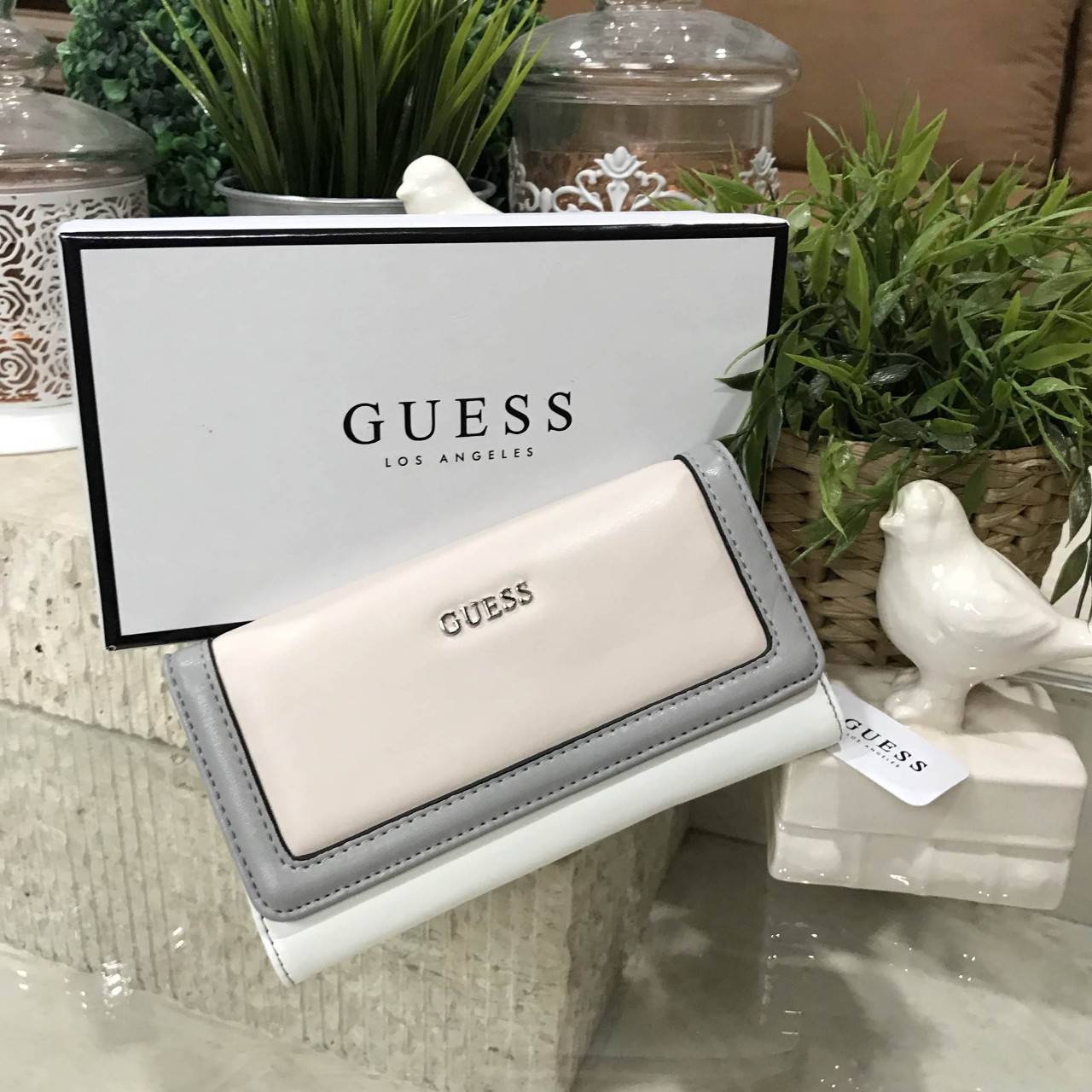NEW ARRIVAL! GUESS FACTORY WOMEN'S WALLET 2018 กระเป๋าสตางค์หนังแกะสังเคราะห์แบบนิ่มสีขาวครีมตัดขอบเทาสวยลงตัว ด้านหน้ามีโลโก้แบรนด์อะไหล่เงิน ด้านหลังมี1ช่องซิป หัวซิปปั้มแบรนด์ เปิดปิดด้วยฝาปิด ภายในมีช่องใส่รูป ช่องใส่ธนบัตรและช่องใส่บัตรหลายช่องแ