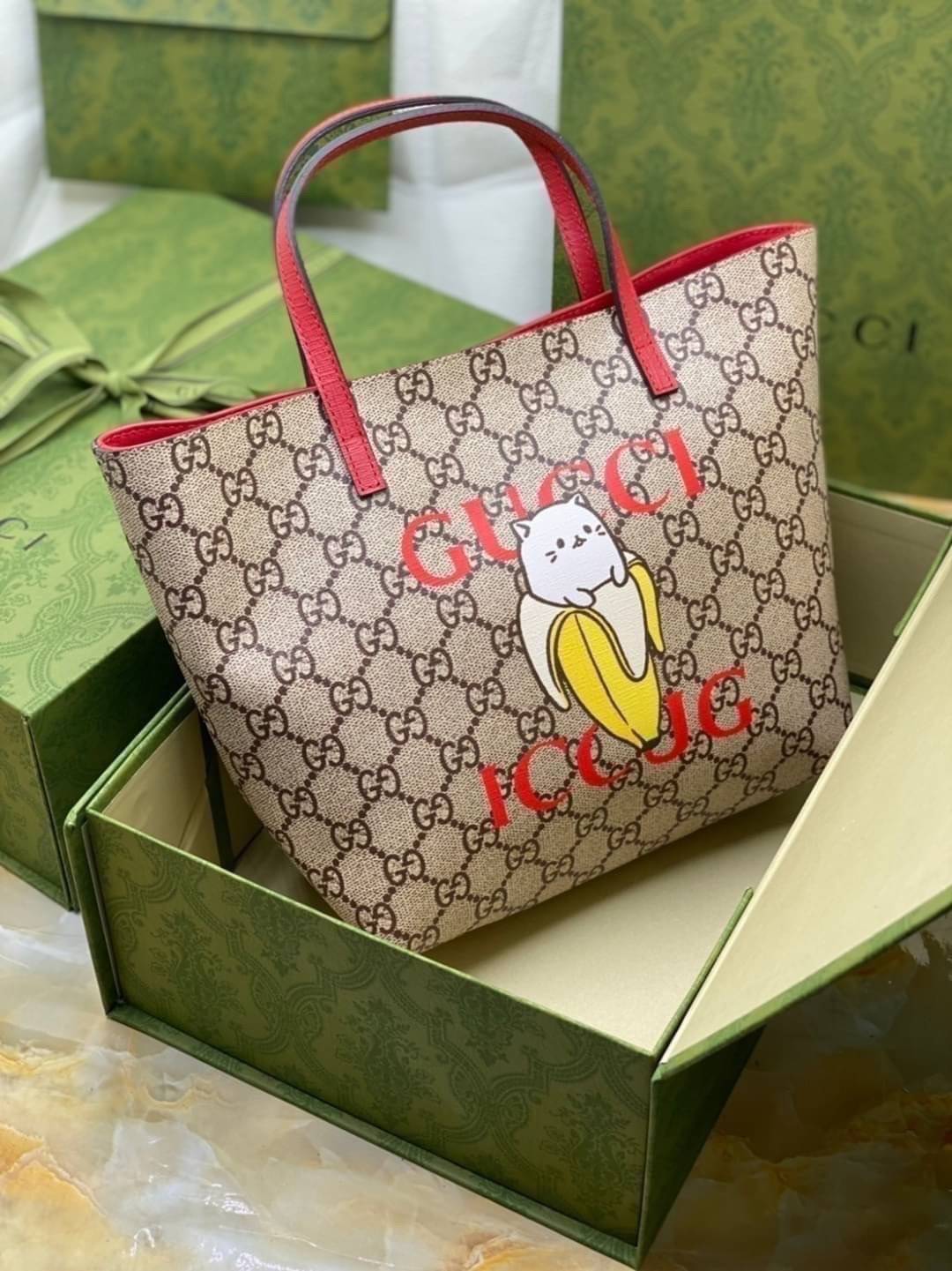 (รวมแบบ) หนังแท้ GUCCI Animal-Friendly Gucci Kid GG Supreme Tote Bag ลายใหม่น่ารักมากเลยค่าา งานหนังแท้ทรงตั้งสวย ขนาดกะทัดรัด จุของได้เยอะ ใช้ได้ทั้งเด็กและผู้ใหญ่ น่ารักมากค่ะ