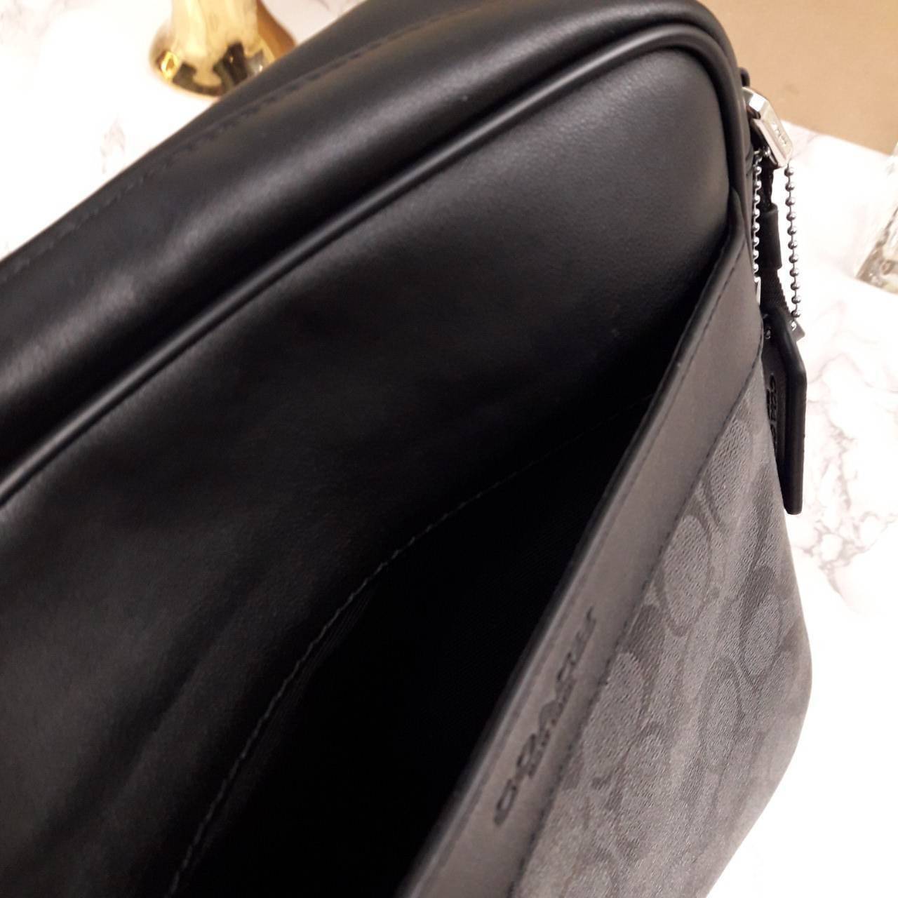 อมตะ ฆ่าไม่ตายจริงๆ กับรุ่นนี้!!😎//>>COACH CHARLES FLIGHT BAG(F54788)🍁สะพายข้าง ทรงสวย เป็นอีกรุ่น ที่ฮิตตลอดกาลไปเรียบร้อยแล้ว//วัสดุหนังแคนวาส สลับหนังแท้อย่างดี // ใช้ได้ทั้งชายและหญิง Unisexสุดๆ ใช้งานง่าย ทรงกล่อง จะสะพายเที่ยว 