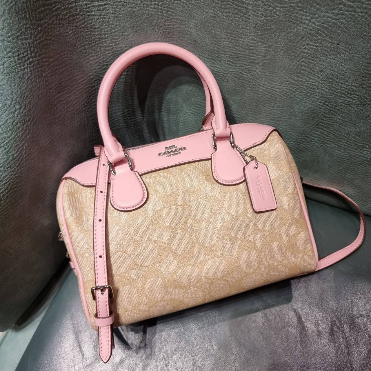 COACH F32203 MINI BENNETT SATCHEL IN SIGNATURE CANVAS กลับมาอีกครั้ง!! กับกระเป๋าทรงหมอนยอดฮิต 🥳 มีกี่สีก็ขายหมด วัสดุหนังแคนวาสเคลือบลาย ทรงสวยใช้งานได้ทุกโอกาส ภายในโล่งกว้างใส่ของได้เยอะ มีหูจับในตัว และสายสะพาย crossbody ปรับได้ตามตัว ใบนี้ไม่
