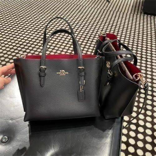 OUTTLET 】COACH MOLLIE TOTE 25 (C4250 C4084) น้องคนสวยอีกหนึ่ง!! กระเป๋าโท้ทไซส์เล็กที่สาวๆหลงรัก ดีไซน์คลาสสิคเหมือนเดิม เพิ่มเติมคือสะดวกขึ้นเยอะ!! ย่อส่วนมาจากใบใหญ่เป๊ะๆ น่ารักน่าใช้มากๆ วัสดุหนัง crossgrain ทนทาน ใช้งานง่าย เรียบหรูดูดีม้าก!! ภายในโล่