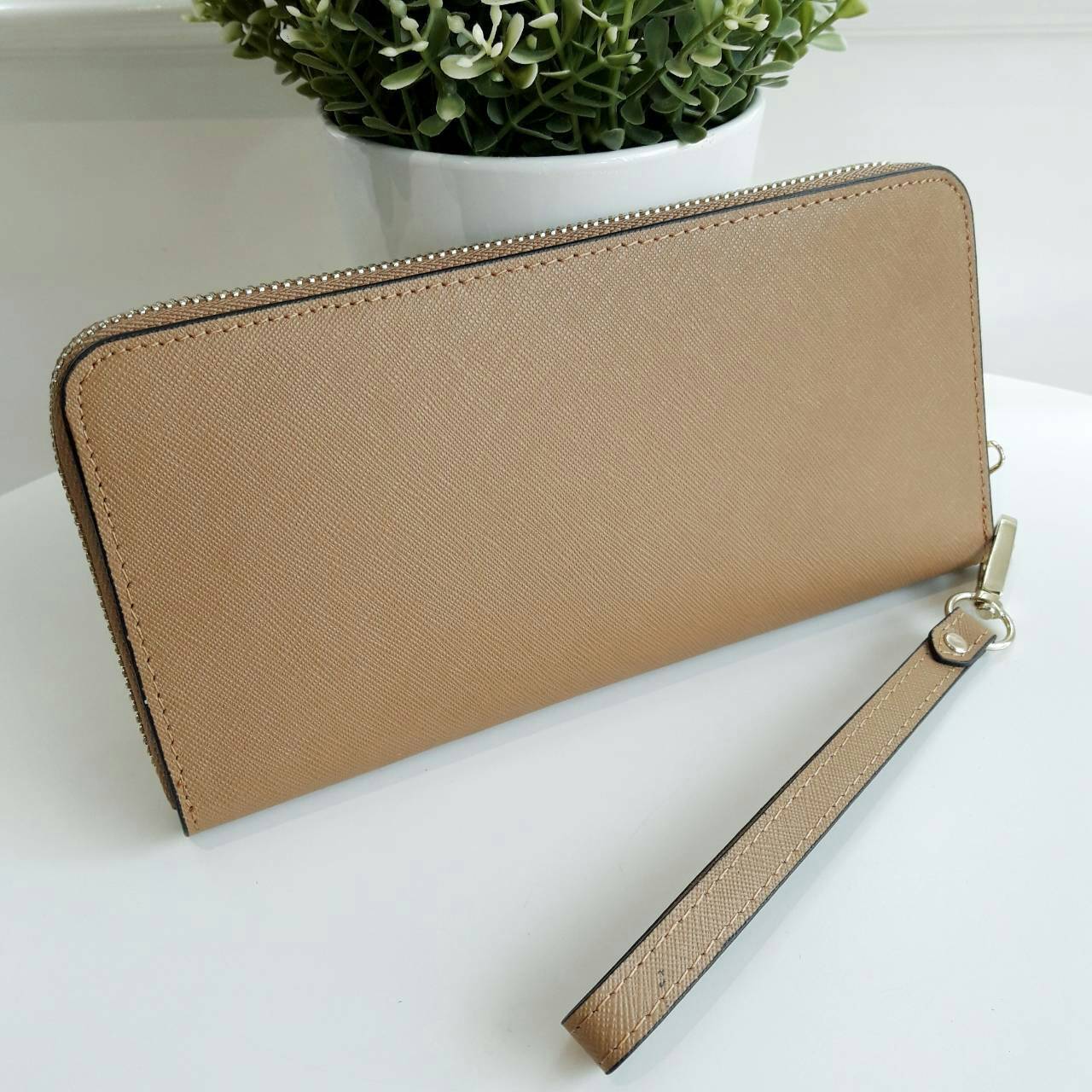 Michael kors saffiano long wallet กระเป๋าสตางค์ใบยาวแบบซิปรอบ วัสดุหนังลาย Saffiano สวยหรูมากๆ ด้านหน้าประดับ logo brand ซิปปั๊มแบรนด์ ภายในช่องใส่บัตร, ธนบัตร และช่องใส่เหรียญ ใส่ iPhone+ ได้ค่ะ มาพร้อมสายคล้องข้อมืออีก 1 เส้น ใบนี้คุ้มเกินราคา รับประกัน