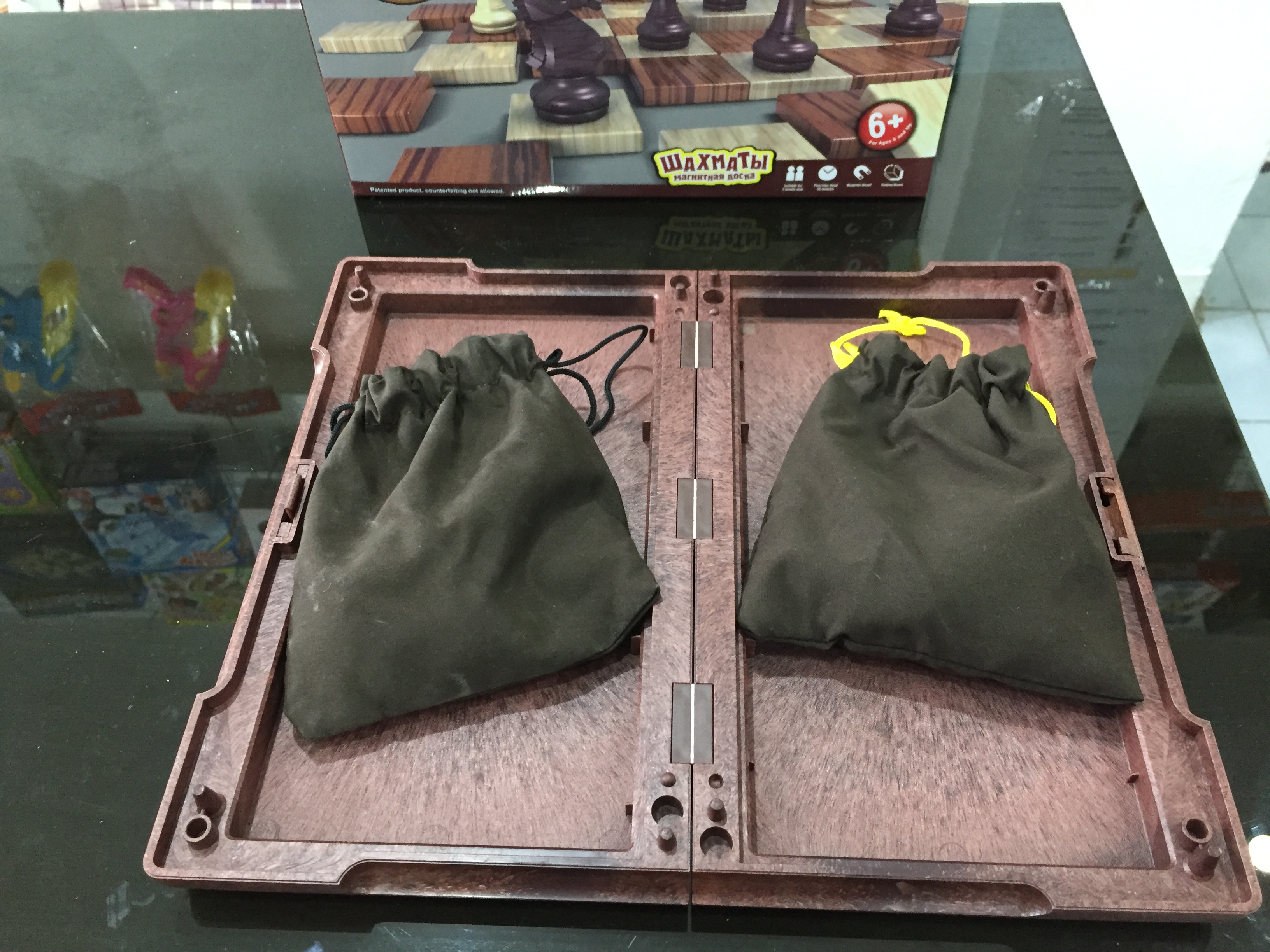 ขุดหมากรุกสากลแม่เหล็กพลาสติกกระดานสีไม้ตัวหมากสีไม้ (26.2x31 cm.)