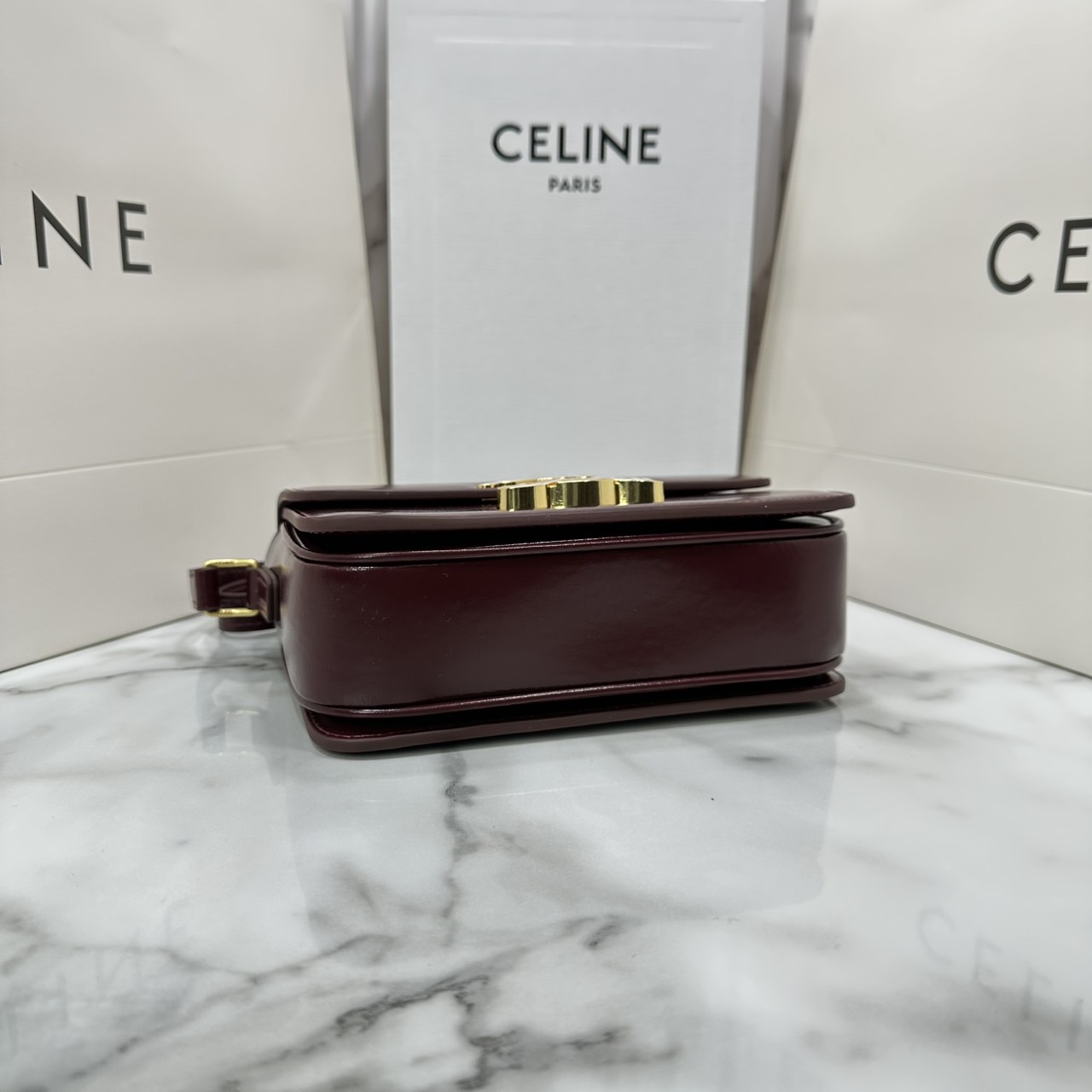ORI หนังแท้ | 7" CELINE TRIOMPHE TEEN BAG in glossy leather กระเป๋าสะพายรุ่นยอดนิยม ถ่ายทอดให้เห็นถึงแก่นแท้ของสไตล์แบบ CELINE งานหนังเรียบเงาสวยหรูหรา