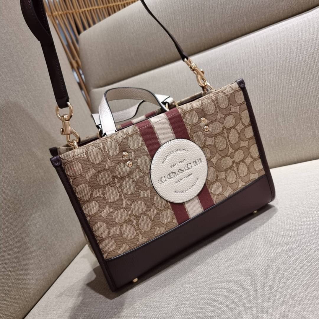 ใบใหญ่ COACH C8407 DEMPSEY CARRYALL IN SIGNATURE JACQUARD WITH STRIPE AND COACH PATCH ใบใหญ่ จุใจ คอลเลคชั่นใหม่ สีที่สาวๆรอคอย สวยคม ละมุนและมีความหรูในตัว กับกระเป๋าทรงโท้ท ไซส์ใหญ่ที่สามารถจุของได้แบบไม่ต้องกังวล ฟังก์ชั่นการใช้งานสะดวกที่สุด มีทั้งสาย