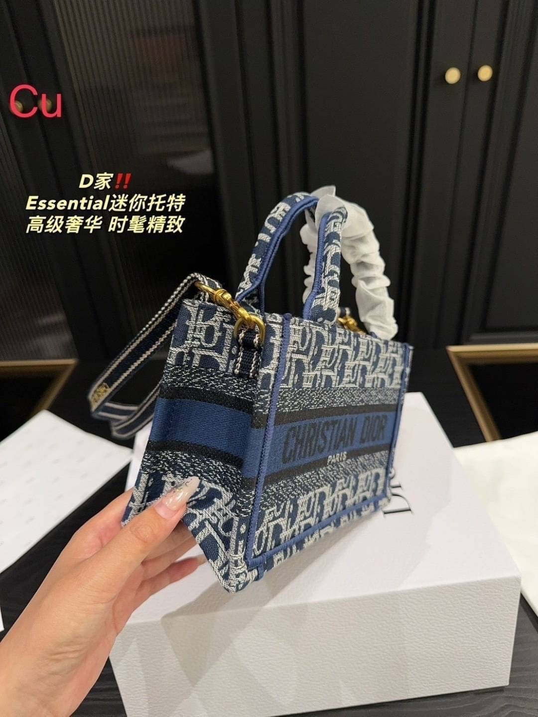 DIOR Book Tote Oblique denim jacquard กระเป๋าทรงโท้ทรุ่นใหม่ งานเดนิม โทนสีเป็นเอกลักษณ์ได้อย่างลงตัว คมชัดสวยงามและหรูหราในตัว ใช้งานง่าย ด้านในกระเป๋ากว้างมาก จุของได้สบายๆ