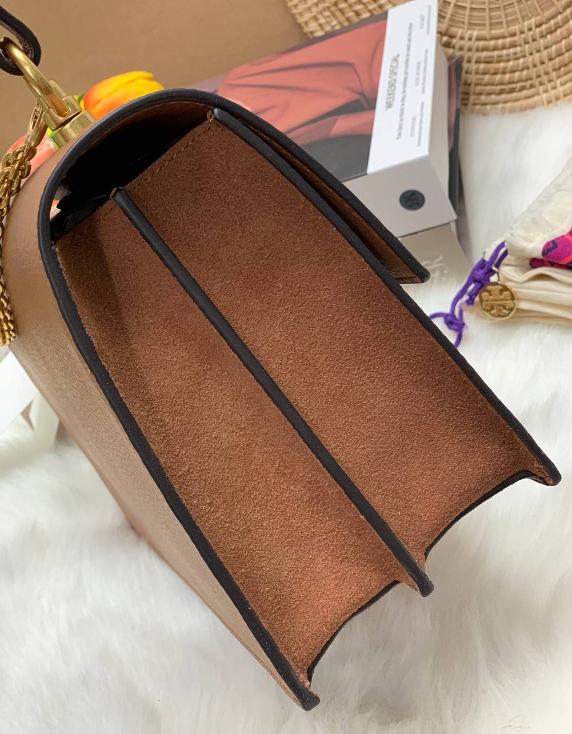 สวยจริงไม่จกตาจ้าา😘 TORY BURCH MILLER SHOULDER BAG BRAIDED STRAP LARGE ((81668)) พร้อมส่งที่ไทย! กระเป๋าหิ้วและสะพายไหล่ได้ในตัว หนังแท้ลายหนังสวยมากๆค่ะ ด้านหน้ามีอะไหล่โลโกแบรนด์ หรู สะพุดตาทีเดียว เปิดปิดกระเป๋าแบบฝาปิด ภายในมีช่องหลักใส่ของ2ช่