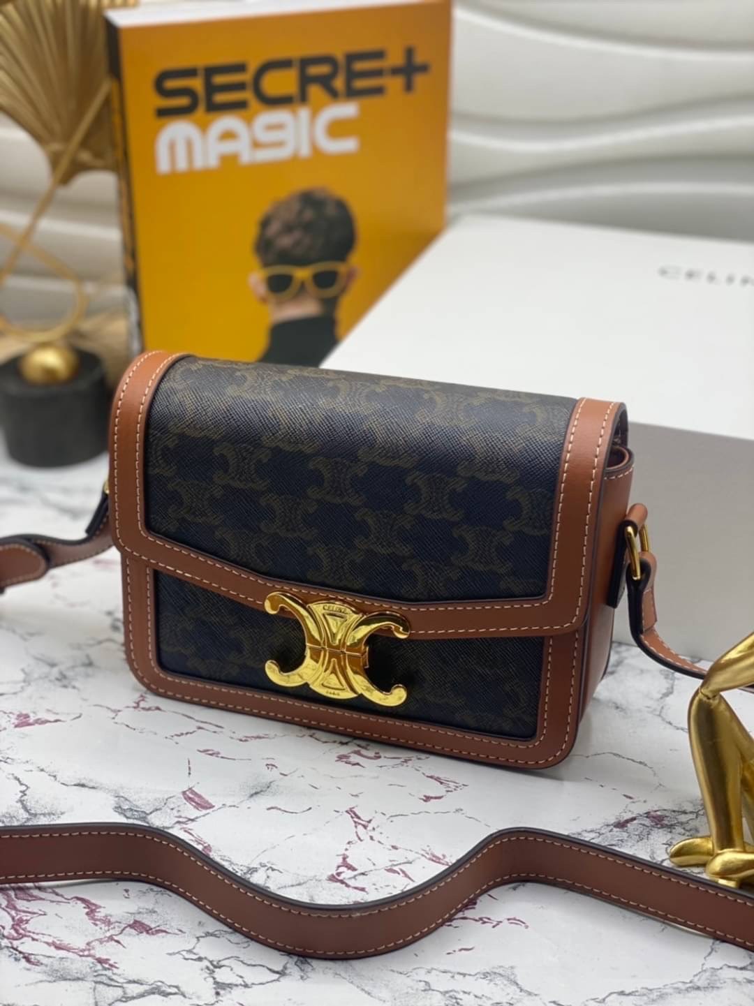 CELINE TRIOMPHE CROSSBODY BAG / CELINE TEEN ดีไซน์ยอดนิยมสไตล์ LISA ทรงสี่เหลี่ยมหนังสวยหรูอยู่ทรงเปิดปิดด้วยฝาปิดโลโก้แบรนด์อะไหล่ทอง ภายในมีช่องหลัก ช่องย่อย และช่องซิป สามารถใส่มือถือของใช้จุกจิกได้เยอะ มาพร้อมสายสะพายหนังยาวปรับระดับได้ จะสะพายไหล่ CR