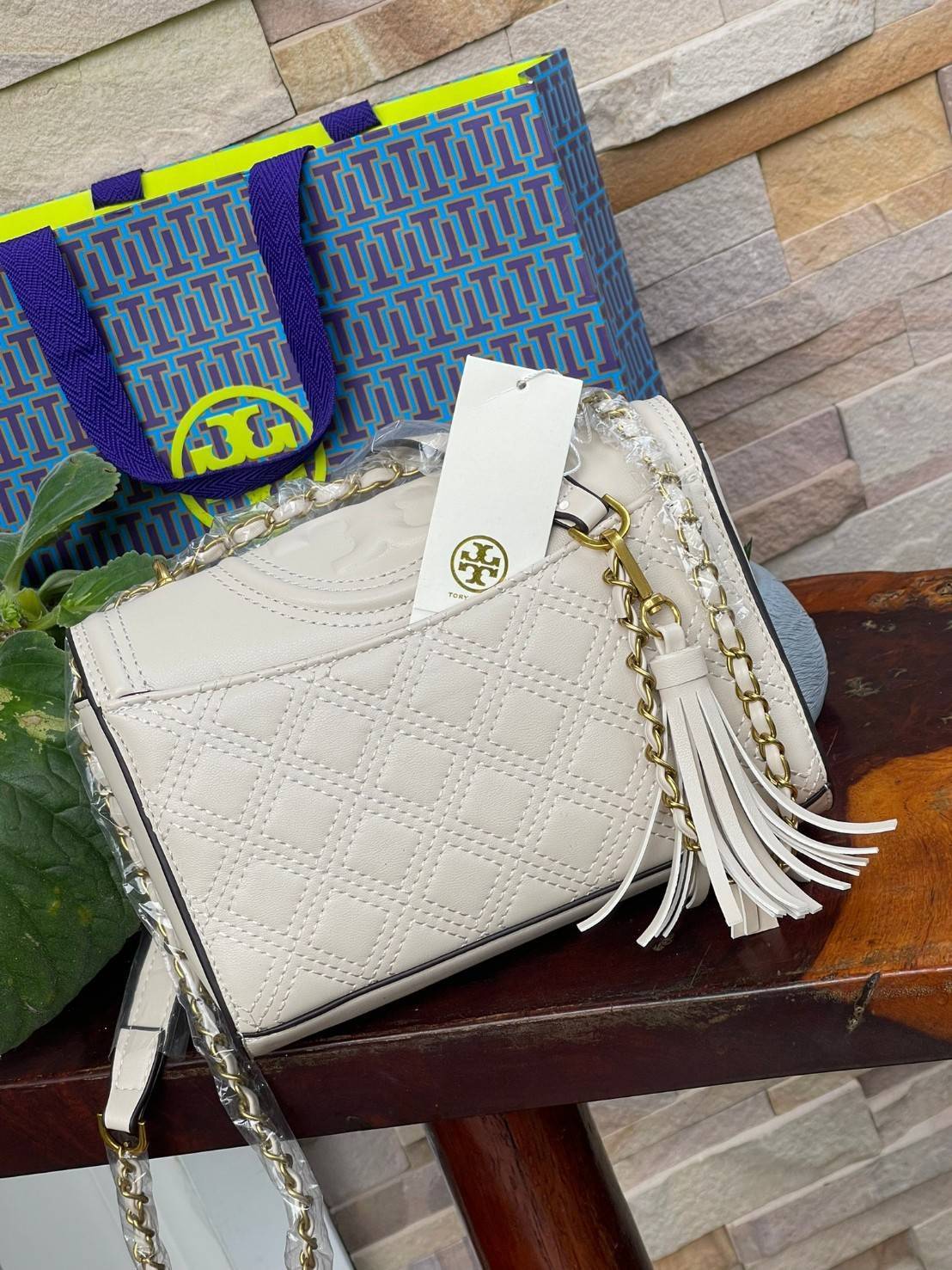 TORY BURCH Fleming Convertible Shoulder Bag ดีไซน์น่ารัก ดูแพงไม่เป็นรองใคร ใช้ได้ทั้งทั่วไปและออกงาน สาว ๆ คนไหนที่กำลังมองหากระเป๋าสะพายไหล่น่ารัก ๆ สักใบที่มีดีไซน์โดดเด่น สะดุดตาล่ะก็ไม่ควรพลาดกับ Collection นี้เลยค่ะ เพราะ Fleming นั้นเป็นรุ่นที่เรีย