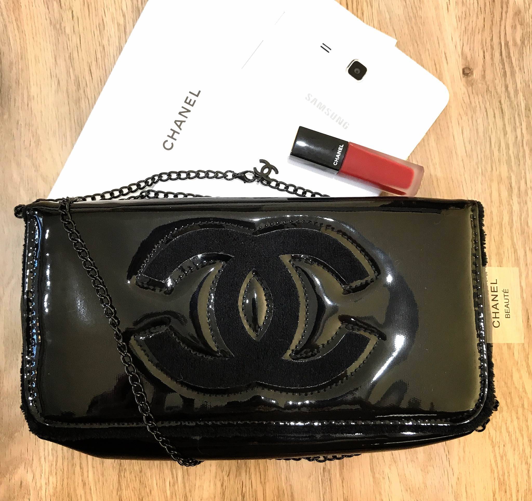 Best sellerแห่งปี! ต้องกดเลิฟให้ใบนี้เลย กระเป๋าclutch & shoulder bag สี Classy black งานพรีเมี่ยมกิ้ฟ จากเคาเตอร์ต่างประเทศ จากแบรนด์ Chanel เป็นกระเป๋าหนังแก้วเงา สวยหรู ตามแบบฉบับของแบรนด์เลย ตัวกระเป๋าขนาดกำลังดี ใส่มือถือได้ทุกรุ่น สามารถเก็บสายถือเป