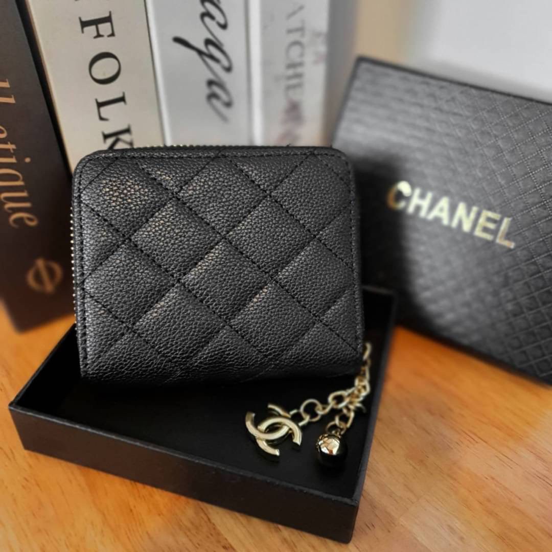 CHANEL SMALL ZIP WALLET พร้อมส่งที่ไทยแล้วค่ะ♡♡ กับ กระเป๋าสตางค์ใบสั้นรุ่นพับ แนะนำรุ่นนี้คะ งานพรีเมี่ยมกิ้ฟท์จากเค้าเตอร์ต่างประเทศ **ทรงมินิน่ารักกก หนังสัมผัสลายคาเวียร์ด้าน จากแบรนด์ CHANEL (GWP) ด้านหน้ามีโลโก้แบรนด์ CC สีทองหรู **อะไ