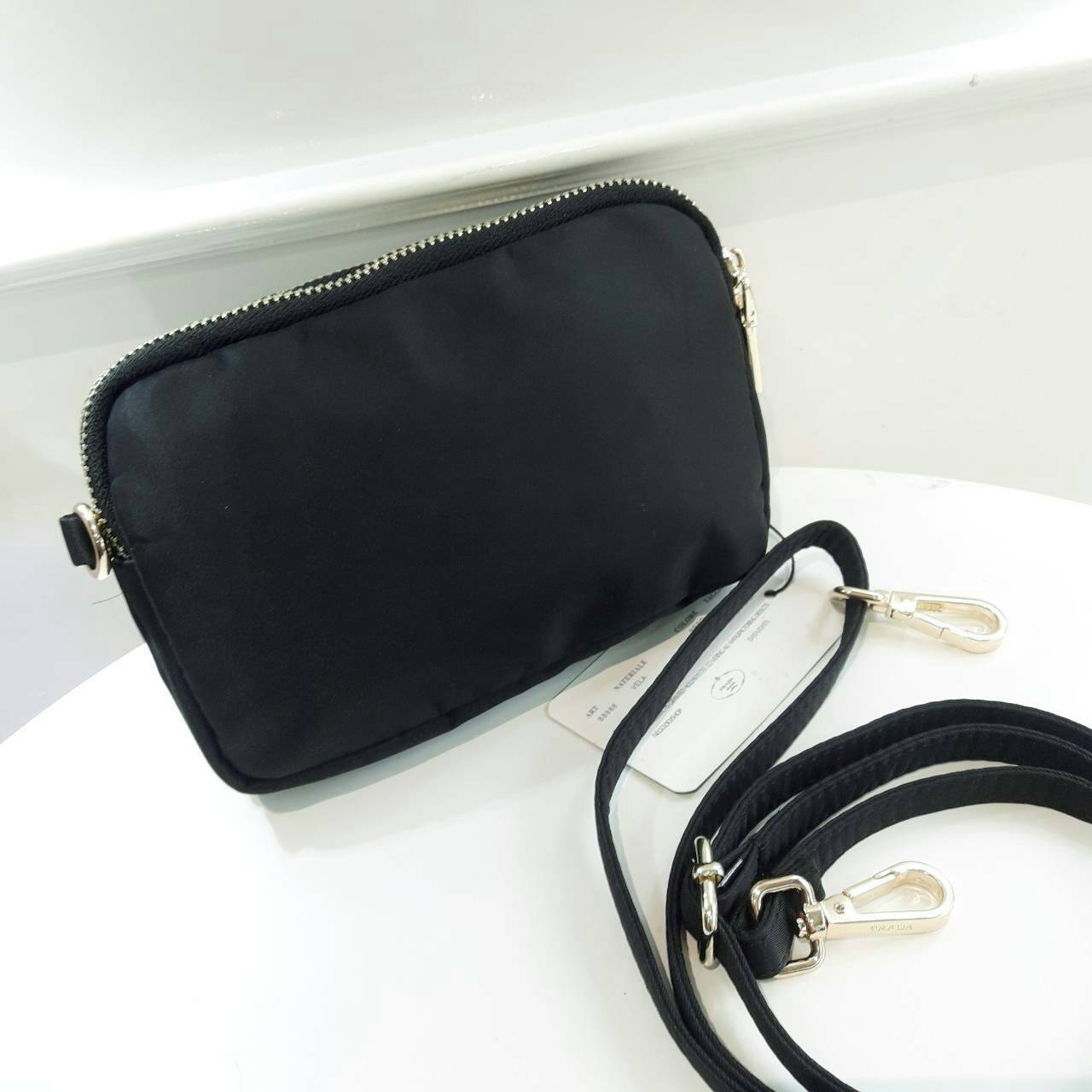 งานพรีเมี่ยมกิ้ฟ จากเคาเตอร์ต่างประเทศ จากแบรนด์ PRADA กับรุ่นขายดี ที่รอคอย Prada 3 zip nylon crossbody bag เป็นกระเป๋าใบเล็ก มีด้วยกันถึง3ช่องใส่ของ ซึ่งเหมาะกับผู้หญิงอย่างเรามาก สามารถแยกของที่จะใส่ได้เลย ตัวกระเป๋าอะไหล่สีทอง ขนาดกะทัดรัด สามารถใส่ I