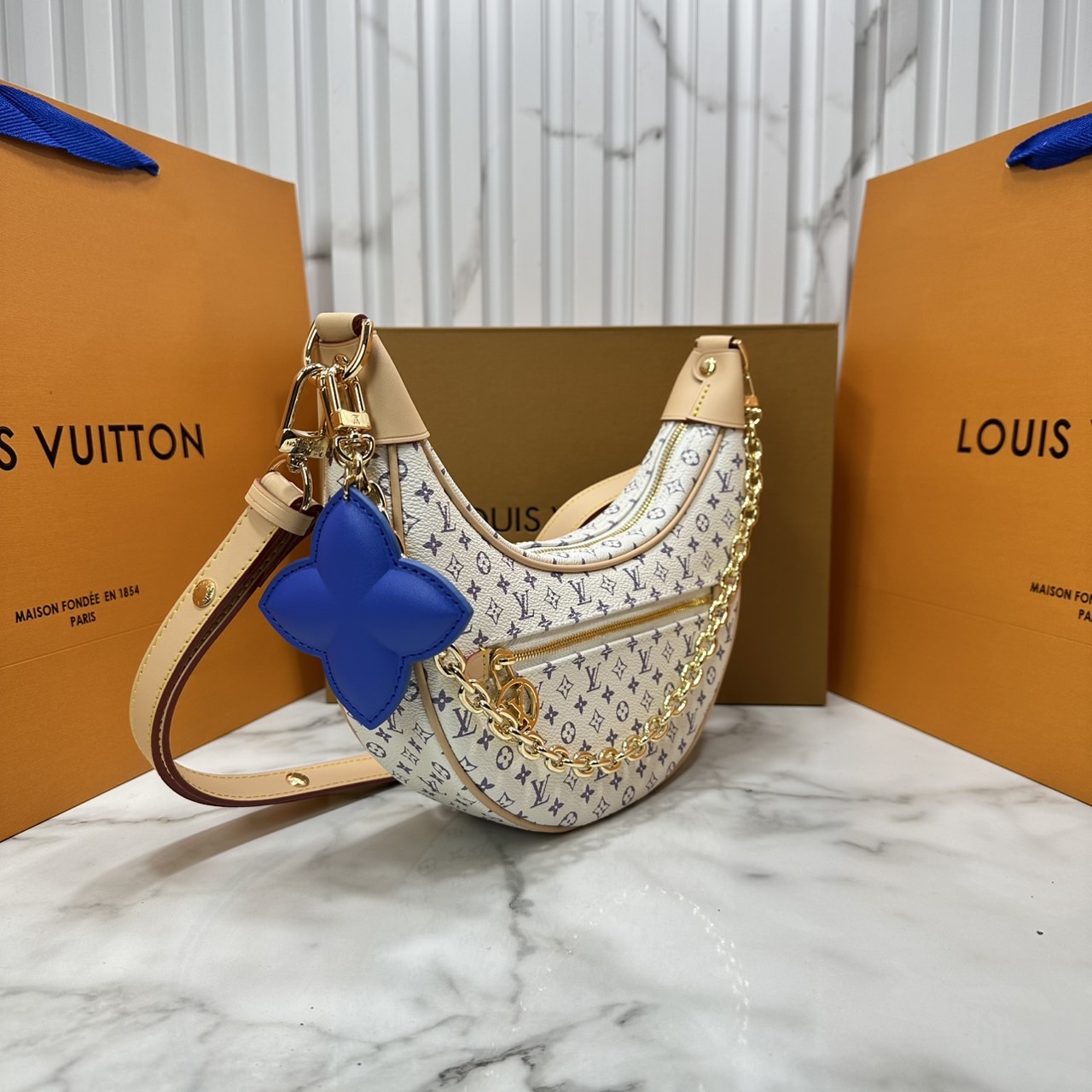 ORI หนังแท้ | LV Loop PM Bag กระเป๋าสะพาย ดีไซน์ทรงพระจันทร์ครึ่งเสี้ยวได้แรงบันดาลใจจากกระเป๋ารุ่น Croissant อันเป็นตำนานของเมซง